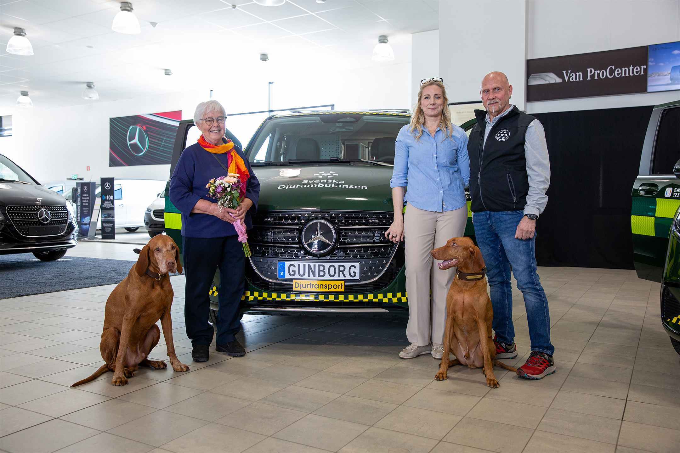 Djurambulans | Mercedes-Benz Transportbilar Tre personer och två hundar framför en djurambulans.