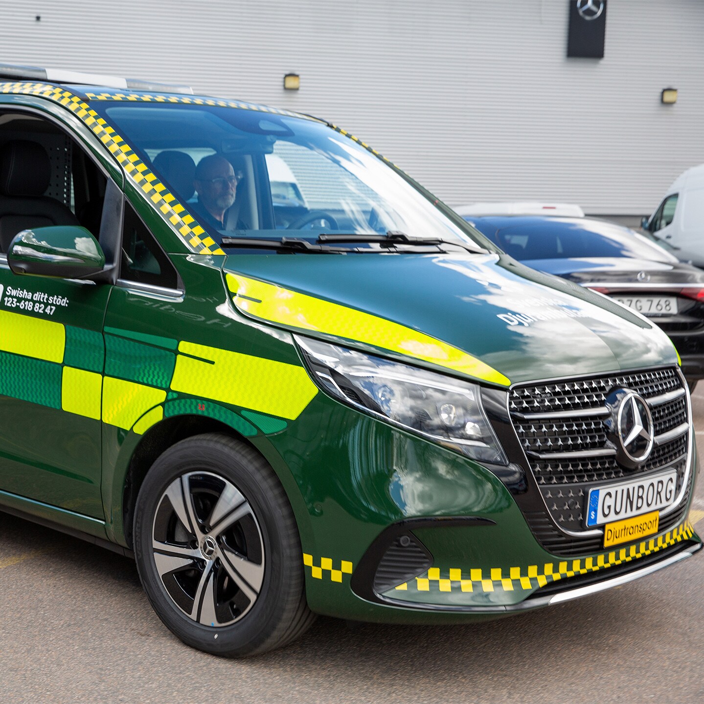 En djurambulans byggd på Mercedes-Benz V-Klass.
