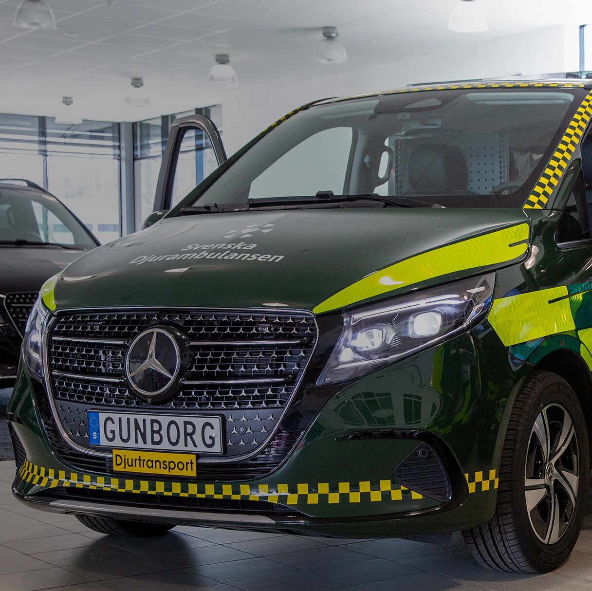 Två djurambulanser byggda på Mercedes-Benz V-Klass.