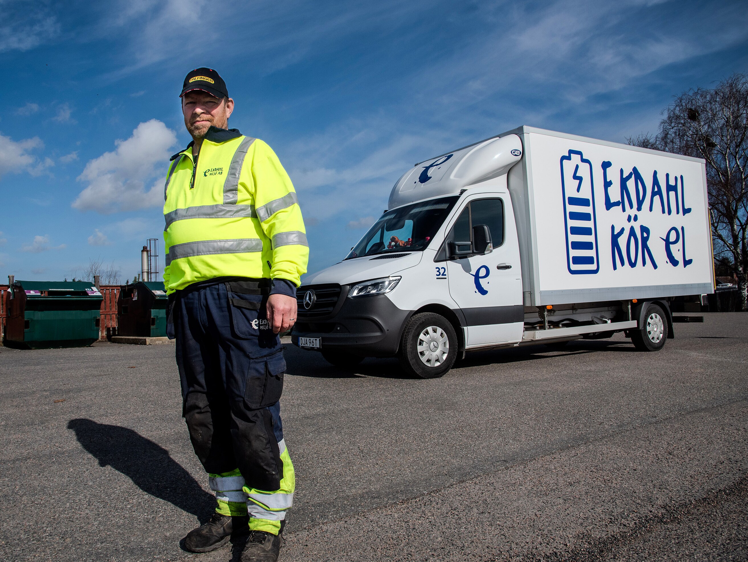 eSprinter från Ekdahl Miljö framför en återvinningscentral