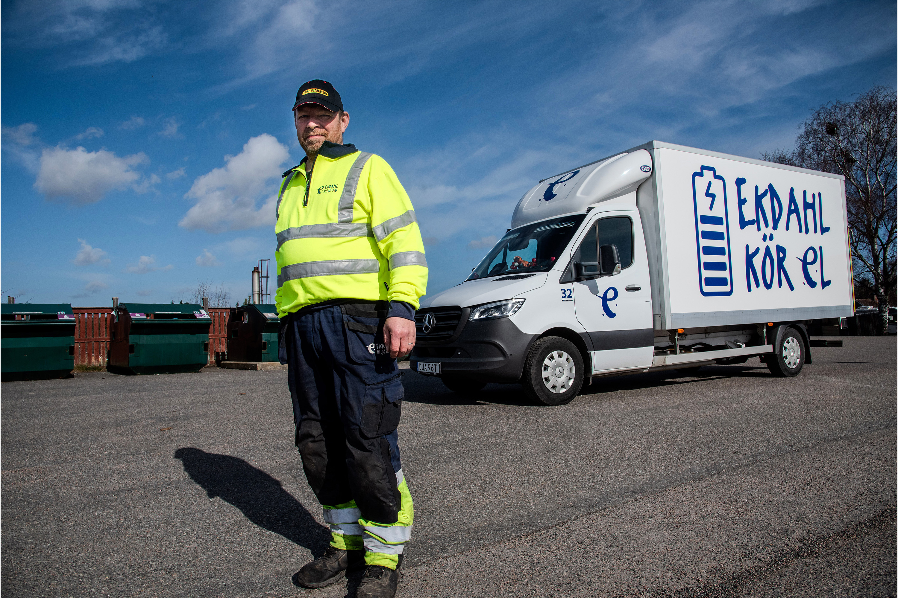 Eldrivna transportbilar | Mercedes-Benz Transportbilar eSprinter från Ekdahl Miljö framför en återvinningscentral