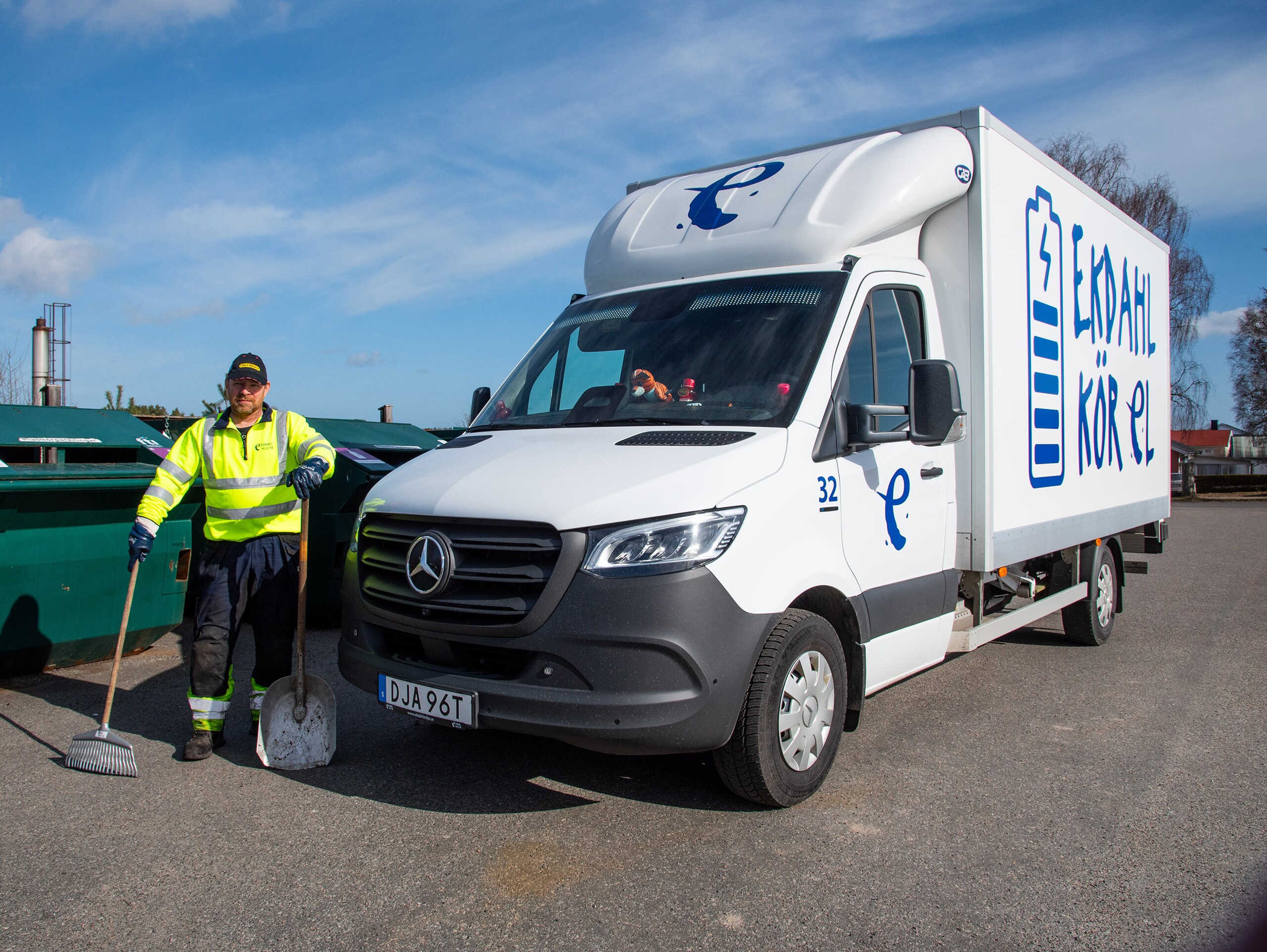 eSprinter från Ekdahl Miljö framför en återvinningscentral