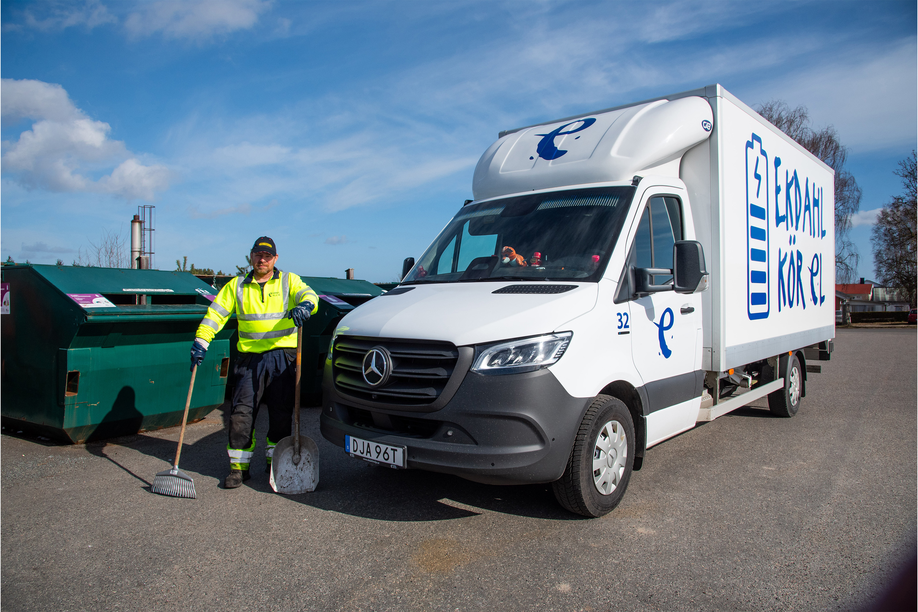 Eldrivna transportbilar | Mercedes-Benz Transportbilar eSprinter från Ekdahl Miljö framför en återvinningscentral