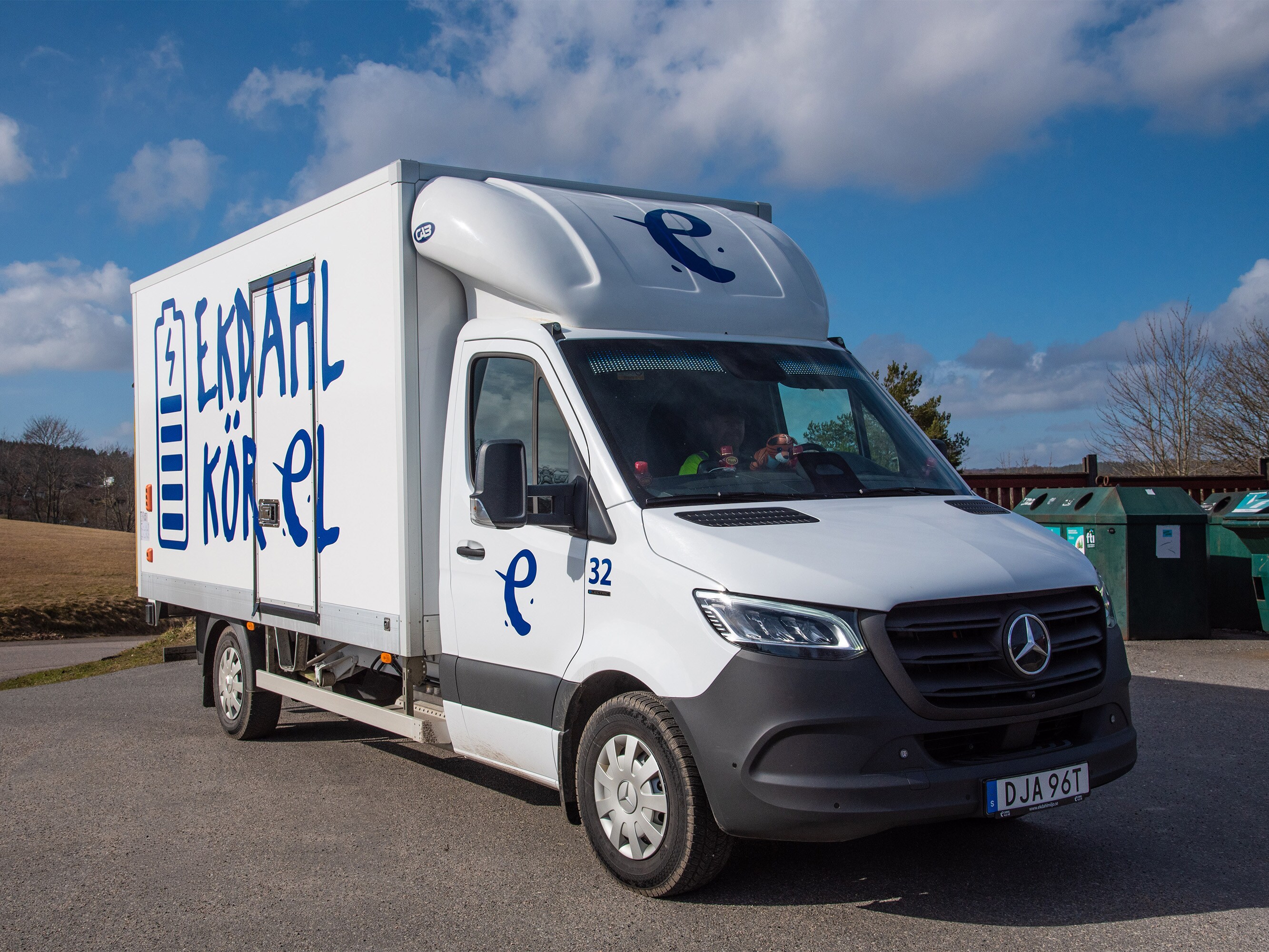 eSprinter från Ekdahl Miljö framför en återvinningscentral