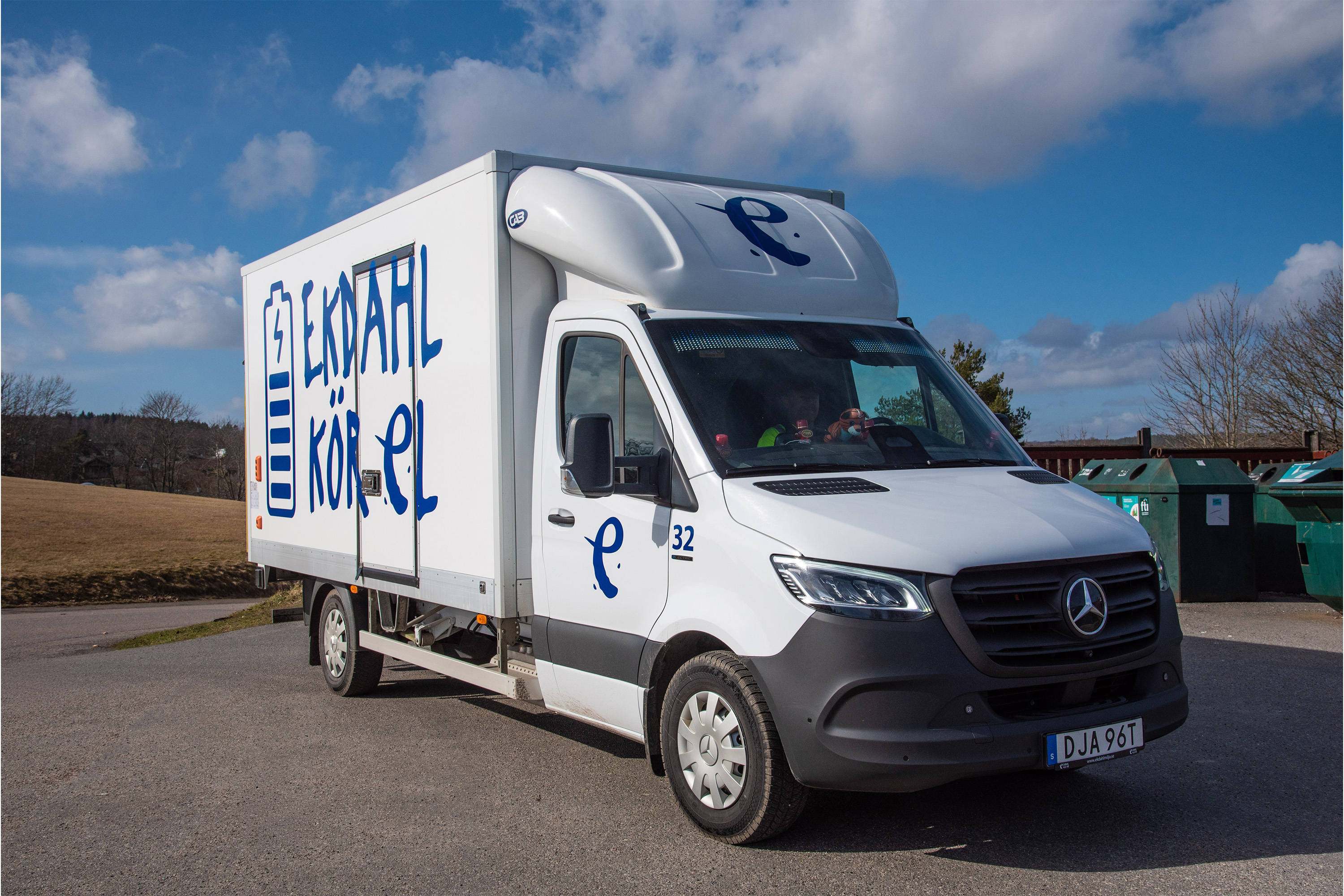 Eldrivna transportbilar | Mercedes-Benz Transportbilar eSprinter från Ekdahl Miljö framför en återvinningscentral