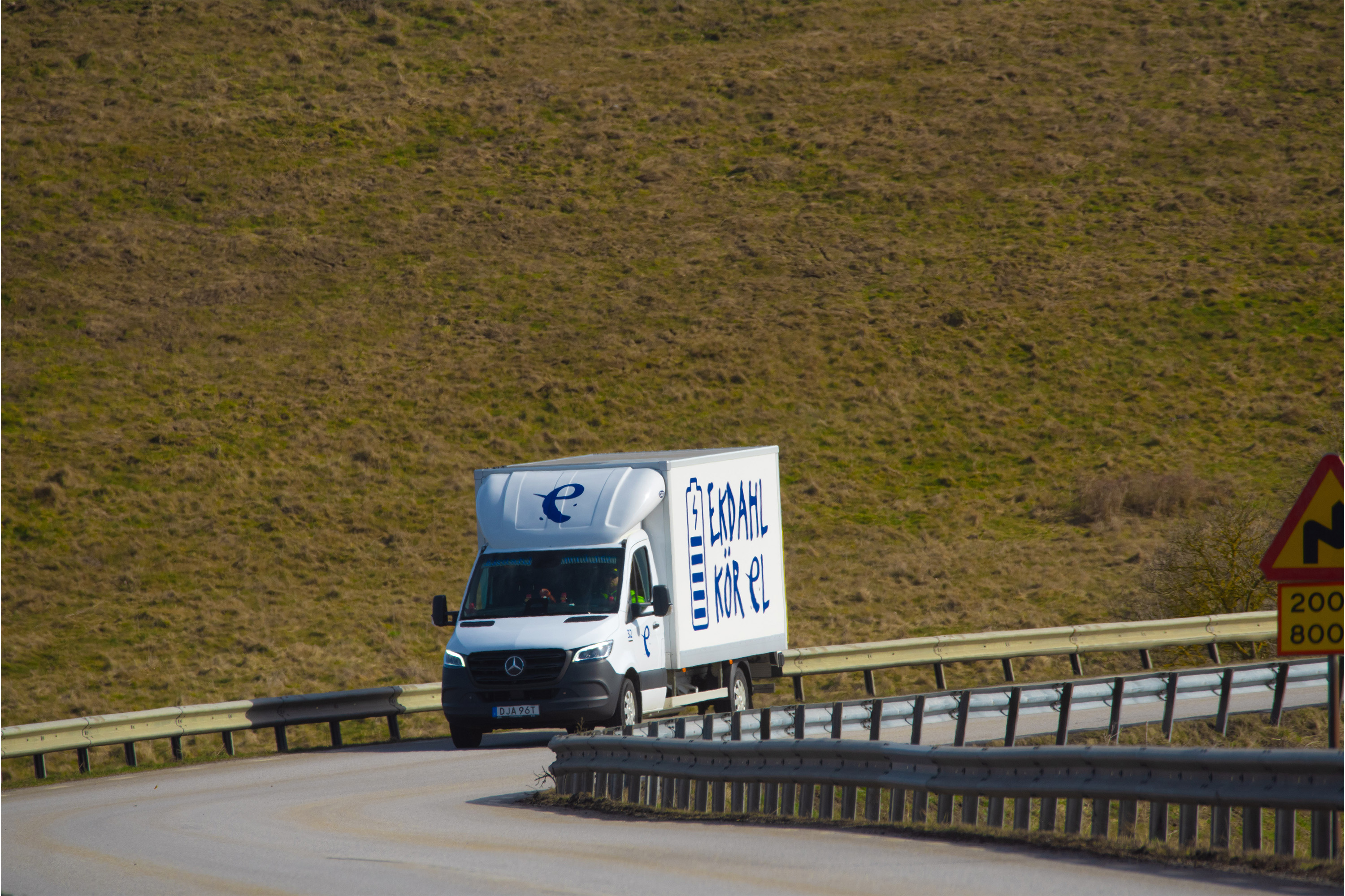 Eldrivna transportbilar | Mercedes-Benz Transportbilar eSprinter från Ekdahl Miljö körandes i brösarps backar