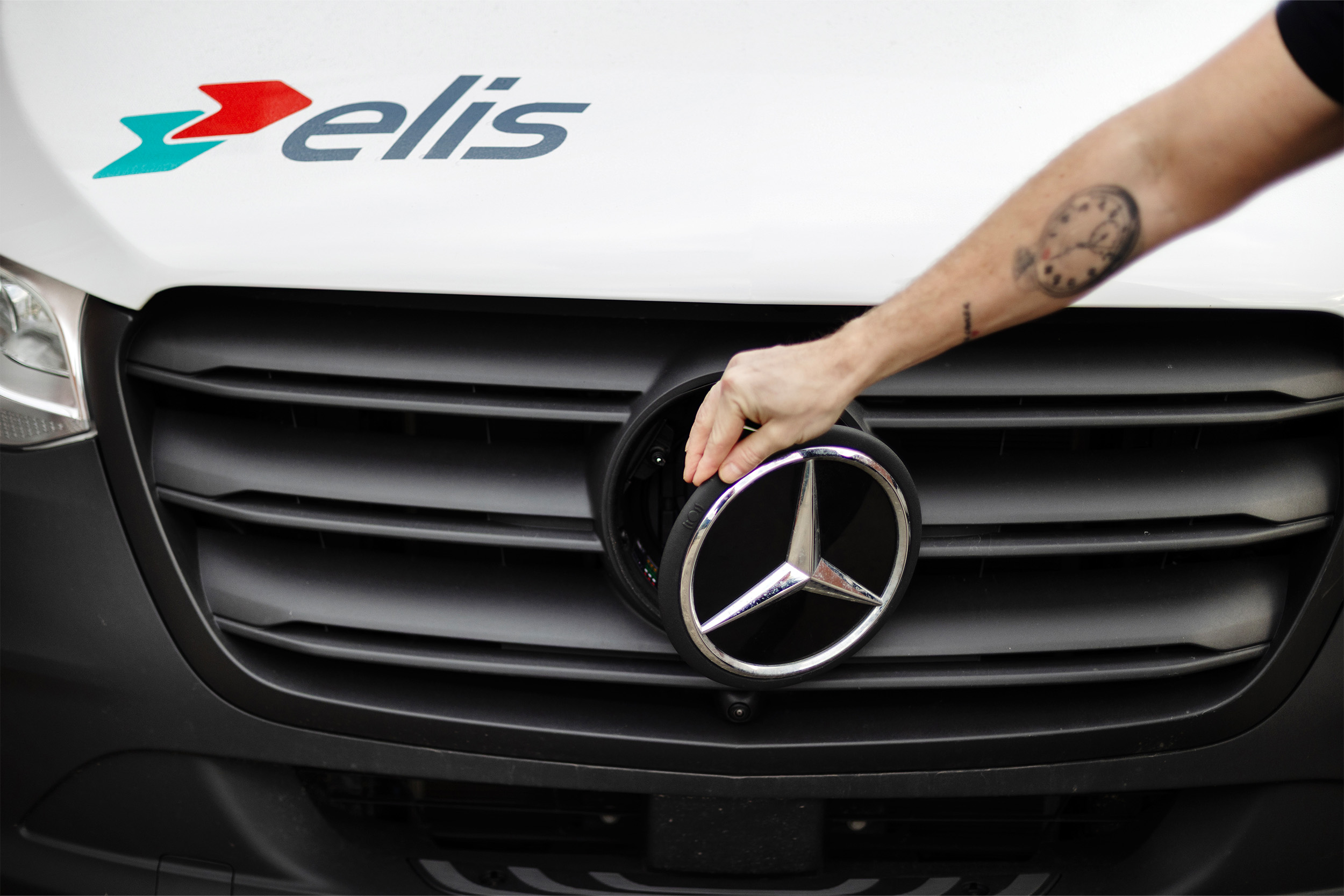 Eldrivna transportbilar | Mercedes-Benz Transportbilar Stjärna och grill på en eSprinter från Mercedes-Benz och Elis logo