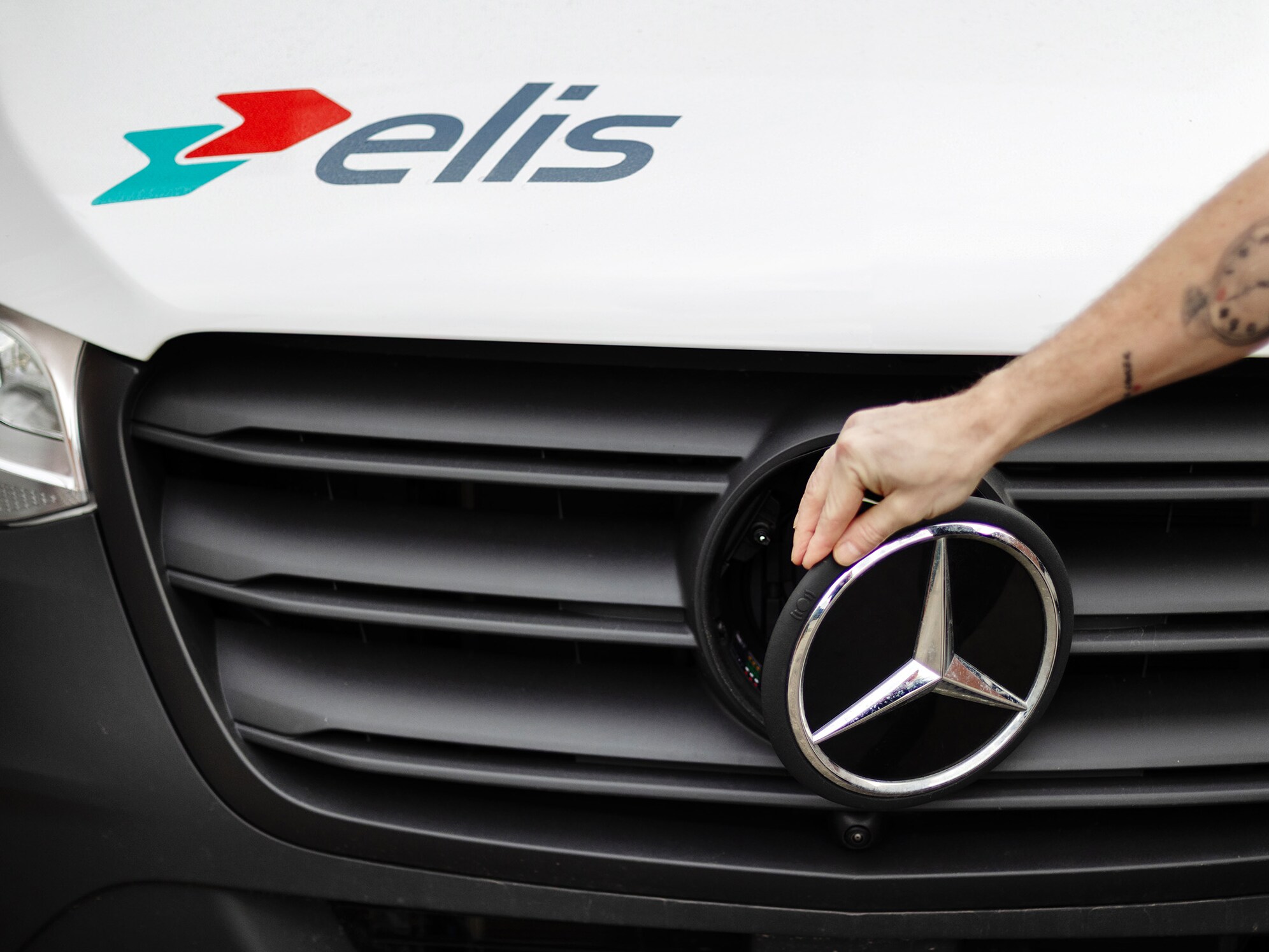 Stjärna och grill på en eSprinter från Mercedes-Benz och Elis logo