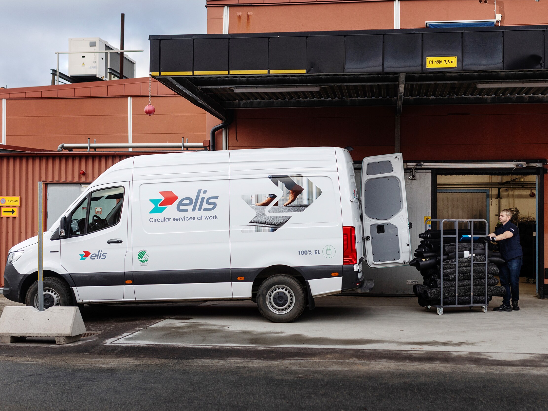 Förare från Elis lastar eldriven eSprinter från Mercedes-Benz