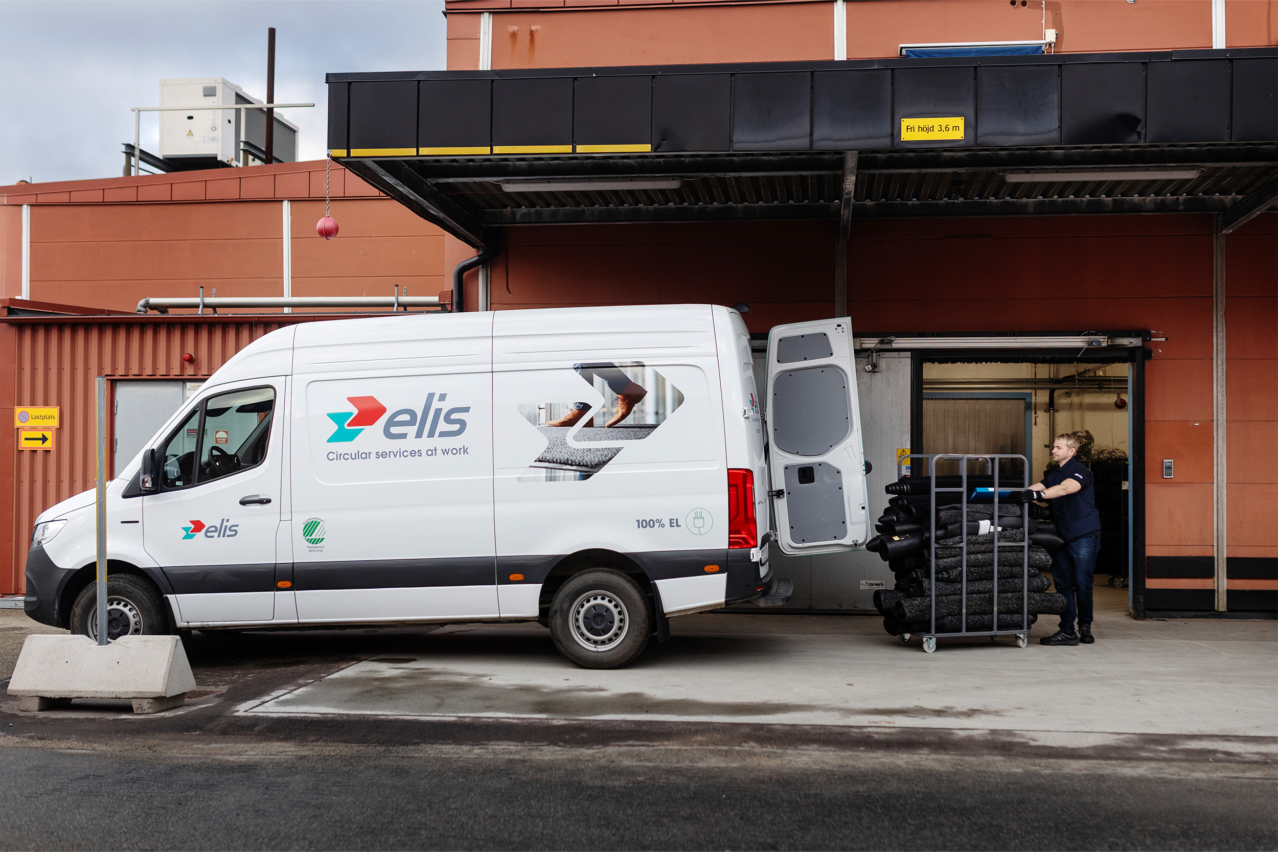 Eldrivna transportbilar | Mercedes-Benz Transportbilar Förare från Elis lastar eldriven eSprinter från Mercedes-Benz