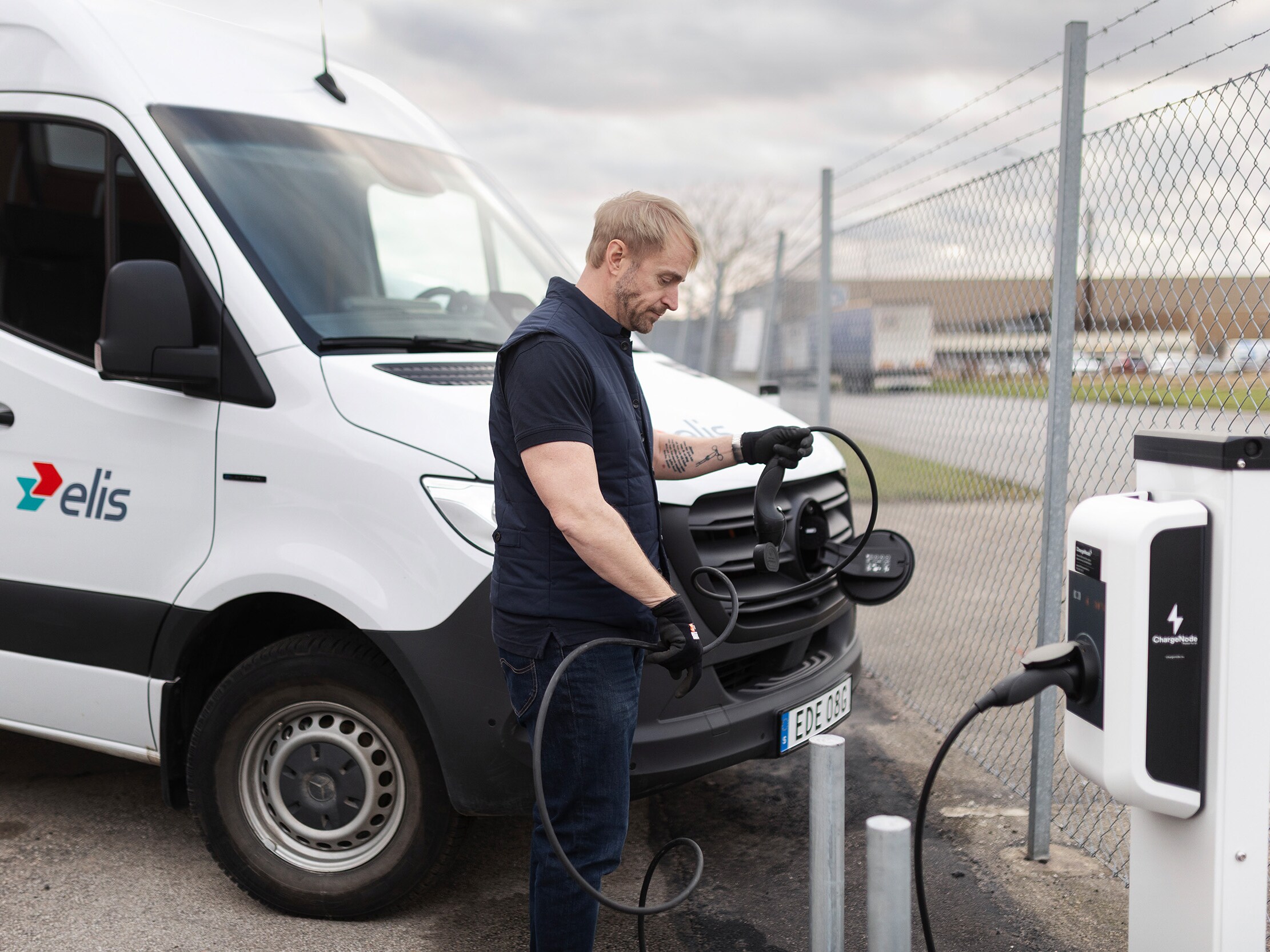 Eldriven Mercedes-Benz eSprinter från Elis laddas vid laddstolpe