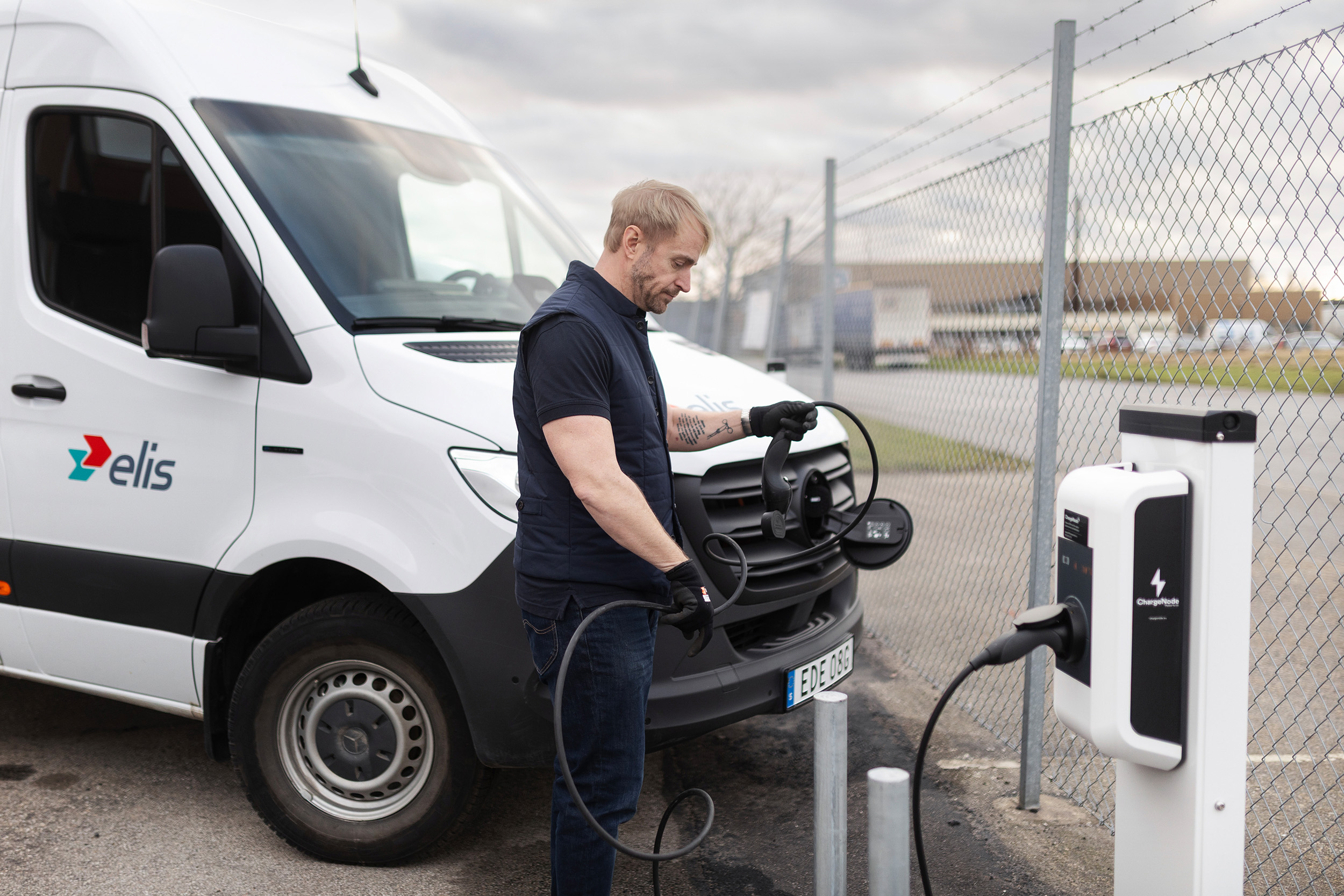 Eldrivna transportbilar | Mercedes-Benz Transportbilar Eldriven Mercedes-Benz eSprinter från Elis laddas vid laddstolpe