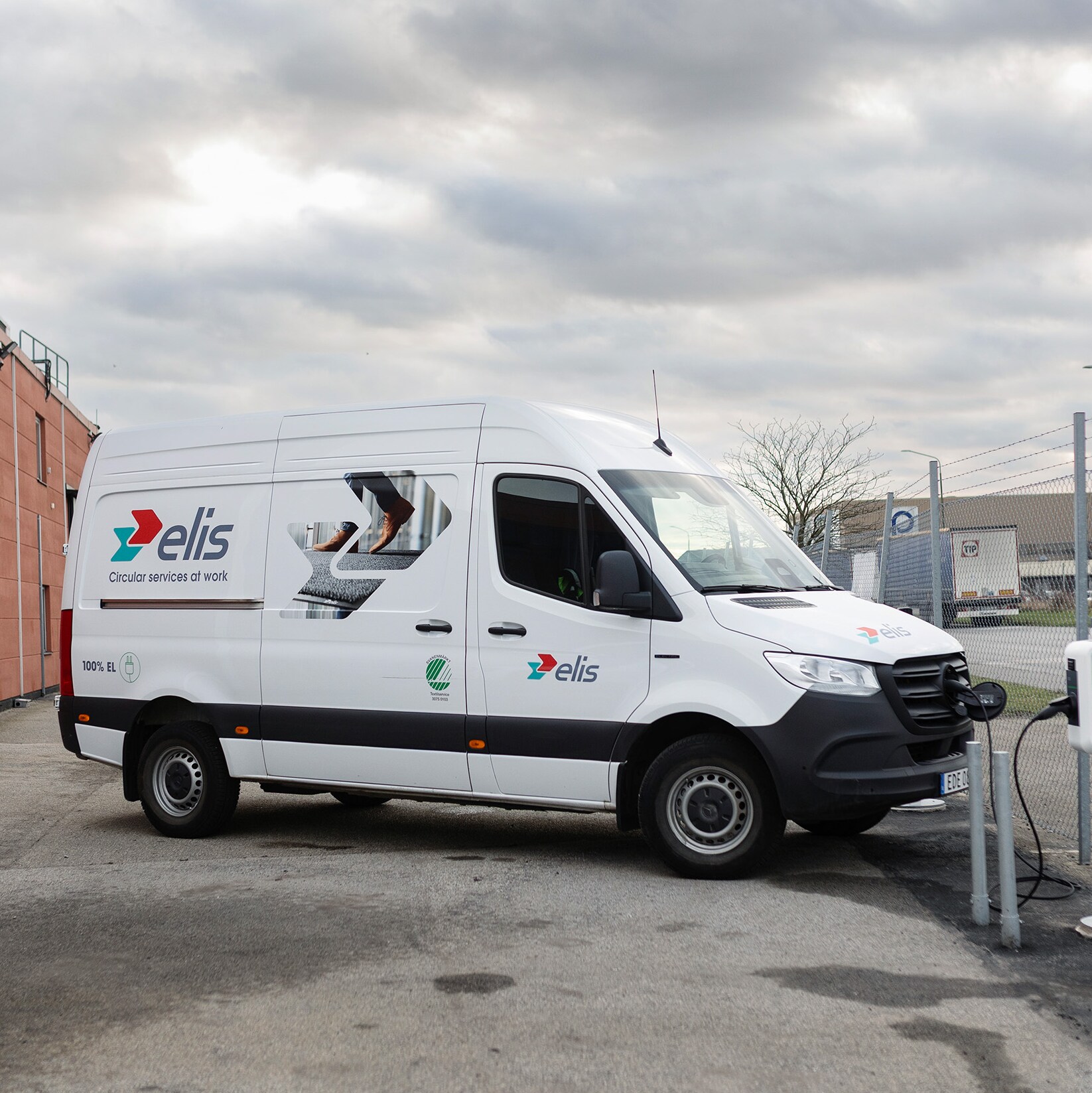 Mercedes-Benz eSprinter från Elis laddas framför laddstolpe