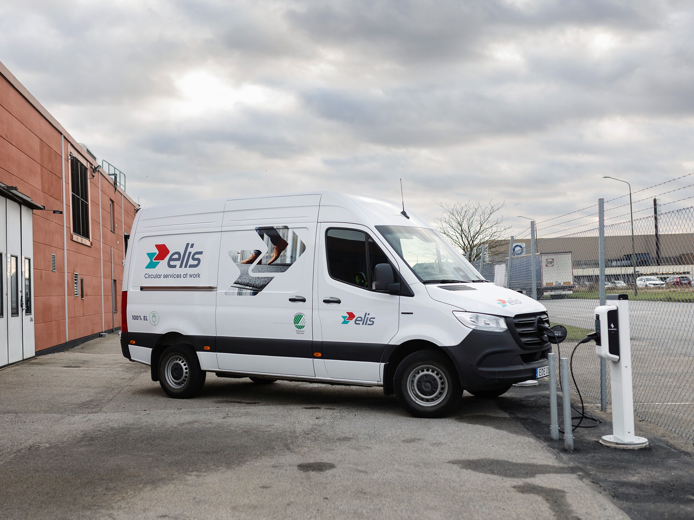 Mercedes-Benz eSprinter från Elis framför en laddstolpe