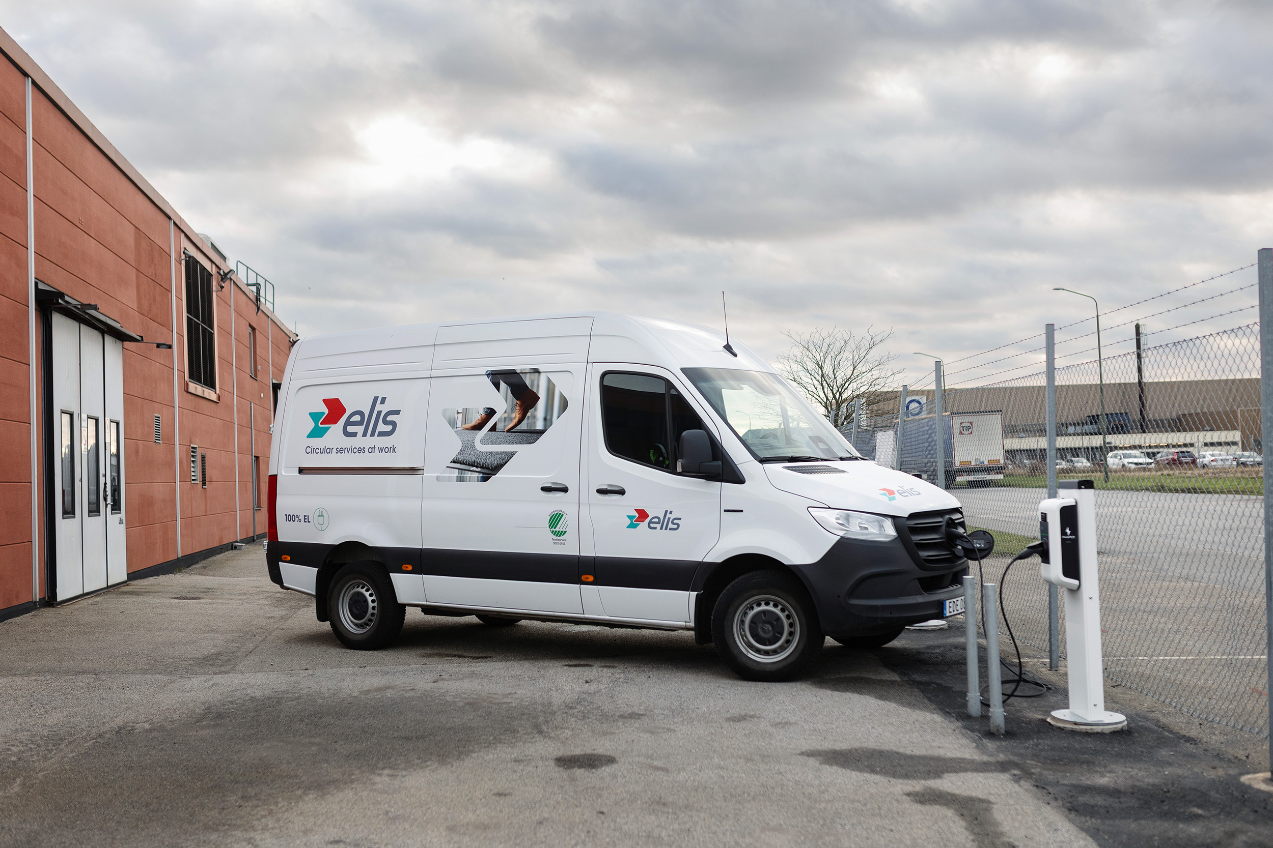 Elis | Företag och kunder | Mercedes-Benz Transportbilar Mercedes-Benz eSprinter från Elis framför en laddstolpe