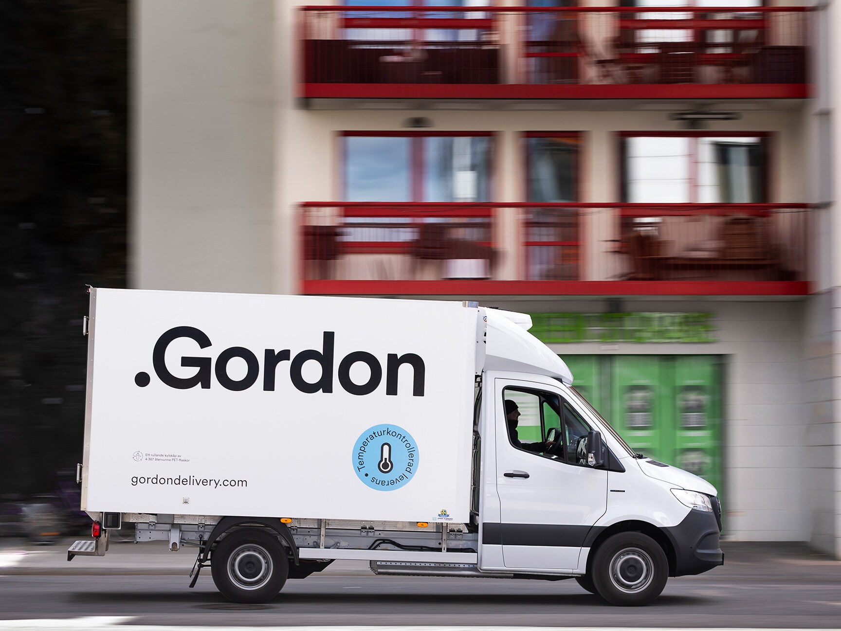 Mercedes-Benz eSprinter körandes och sedd från sidan från Gordon