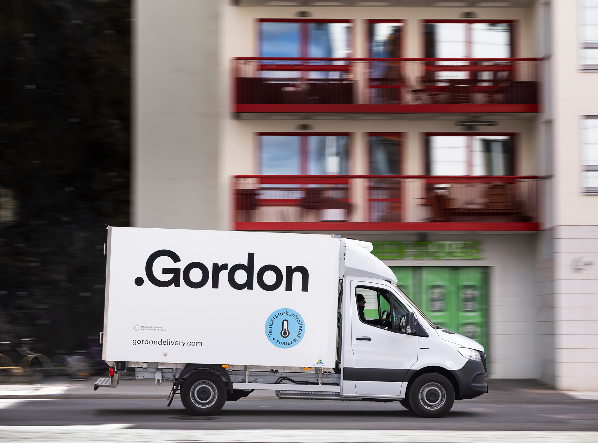 Gordon | Företag och kunder | Mercedes-Benz Transportbilar Mercedes-Benz eSprinter körandes och sedd från sidan från Gordon