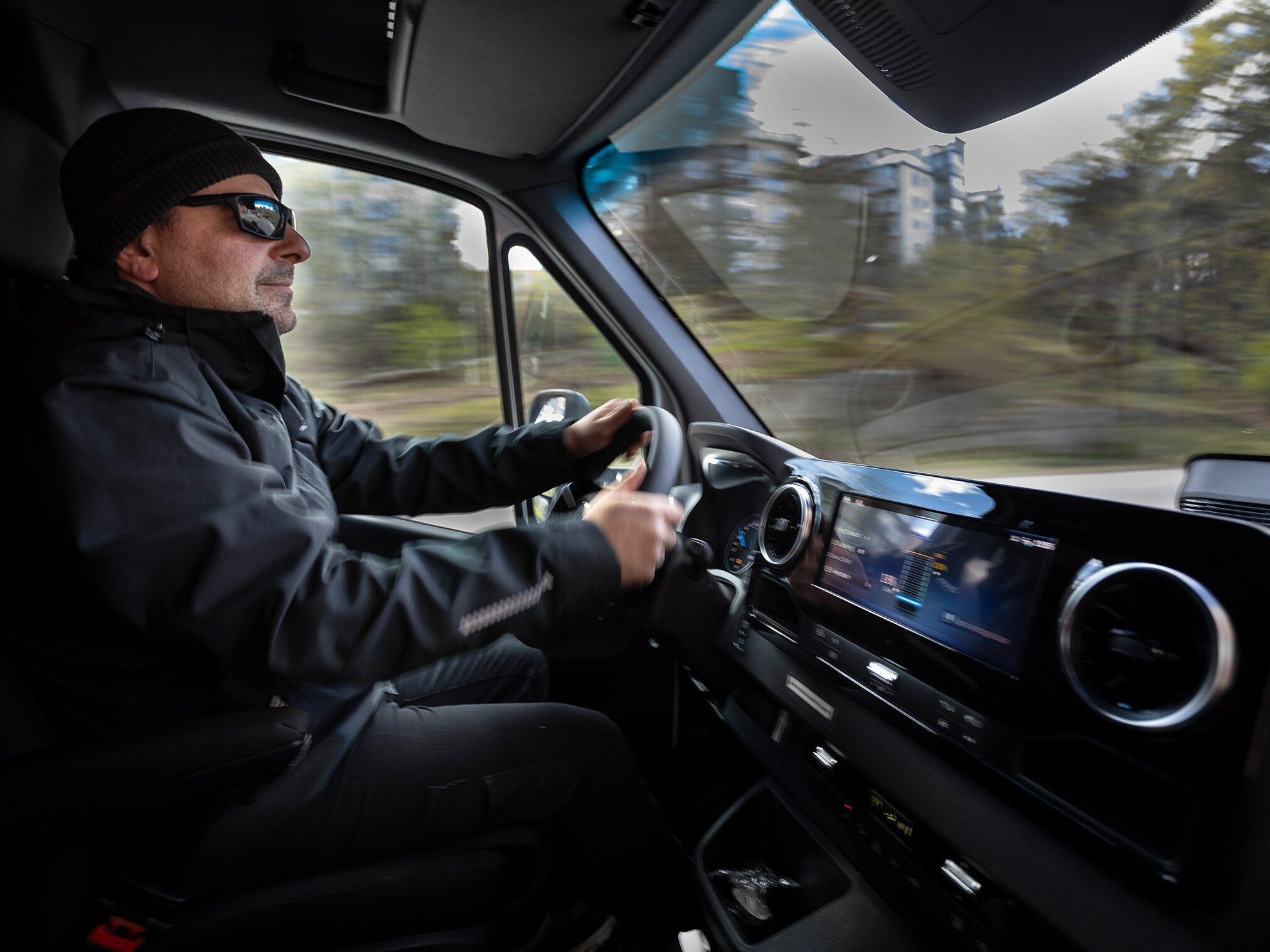 Person från Gordon kör eSprinter i villakvarter