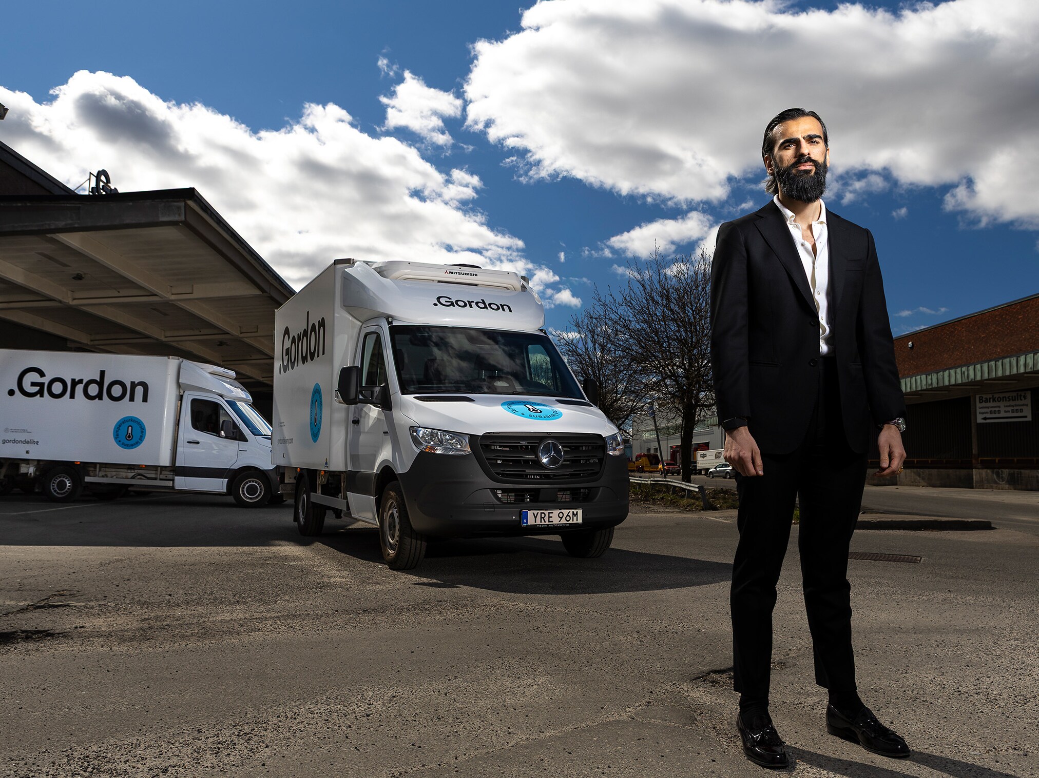 Person från Gordon står framför parkerad eSprinter