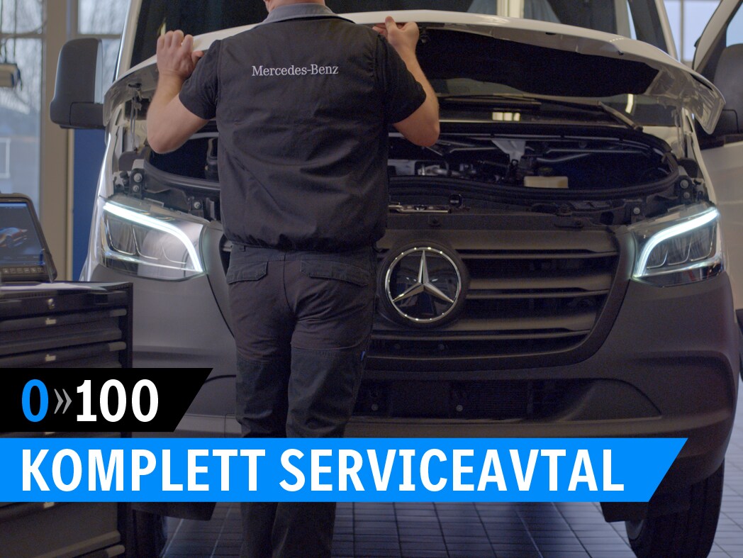 Servicetekniker från Mercedes-Benz öppnar huven på en eSprinter.