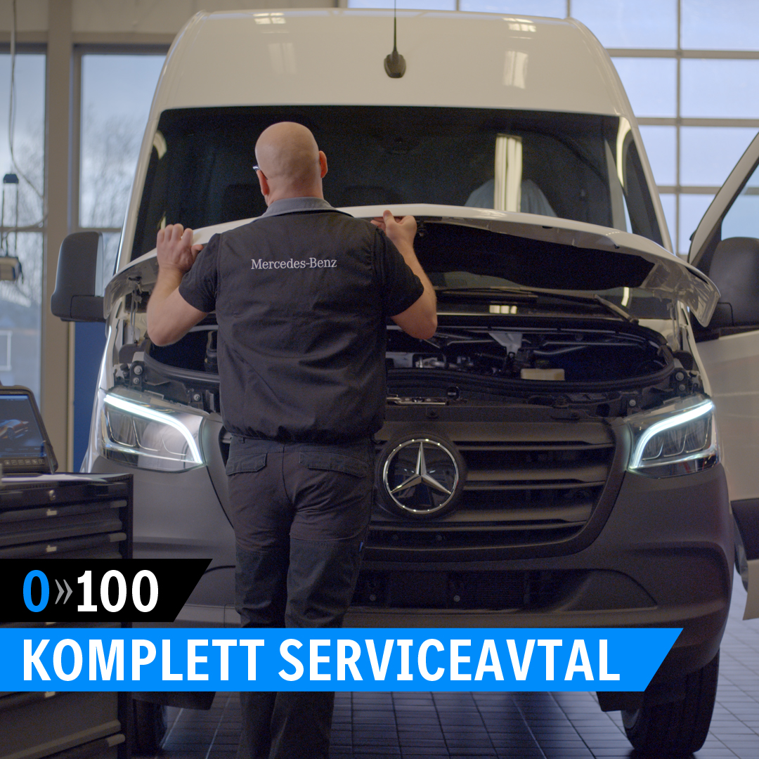 Mercedes-Benz | Van ServiceCare Servicetekniker från Mercedes-Benz öppnar huven på en eSprinter.