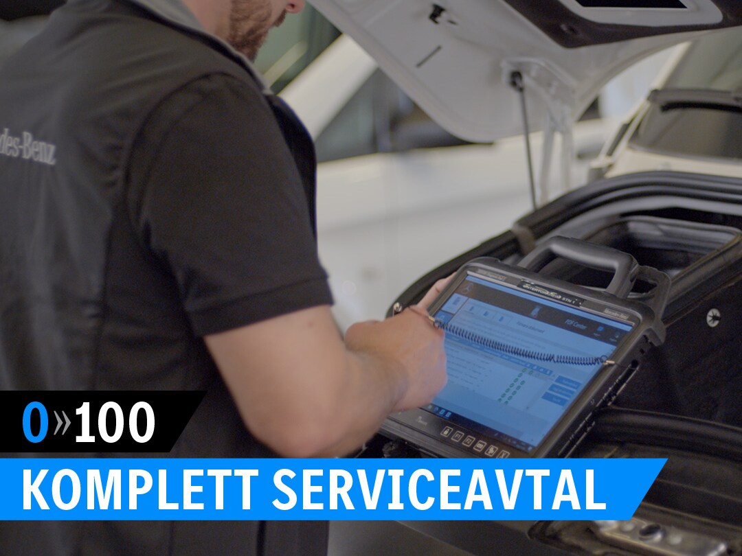 Mercedes-Benz tekniker framför en eldriven eSprinter