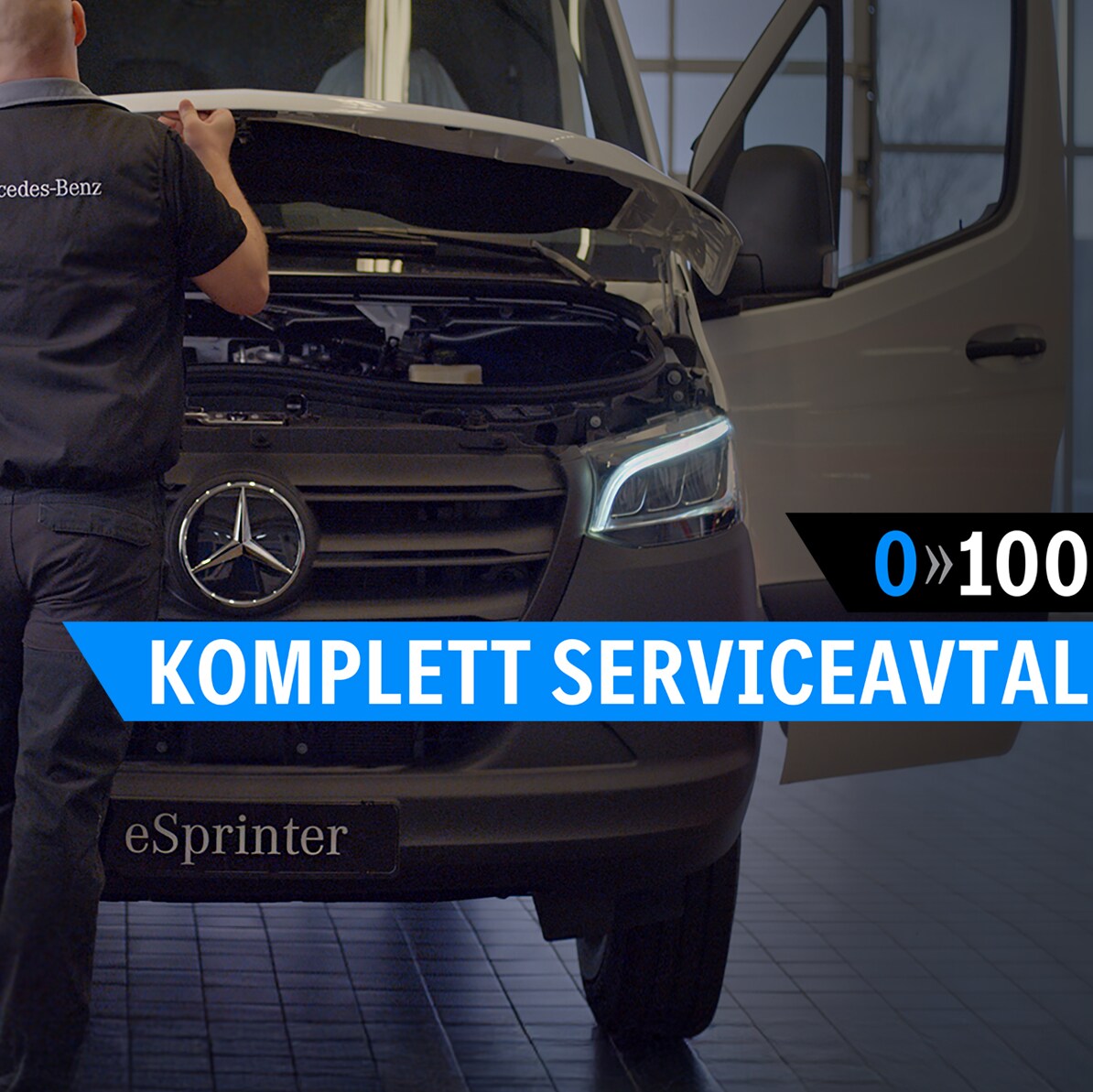 Eldrivna transportbilar från Mercedes-Benz står på rad