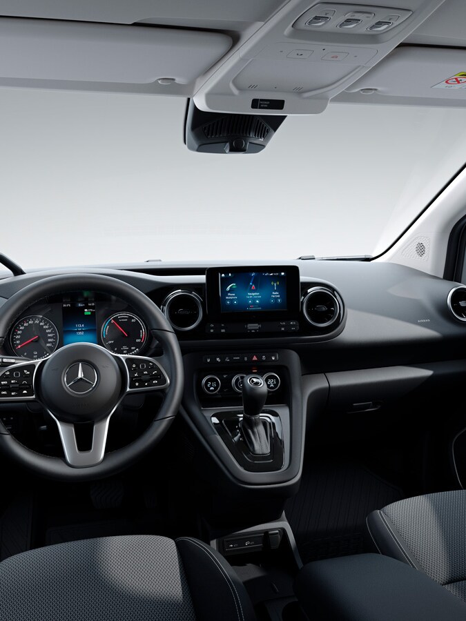 Mercedes-Benz eCitan skåpbil med fokus på ratt och MBUX multimediesystem