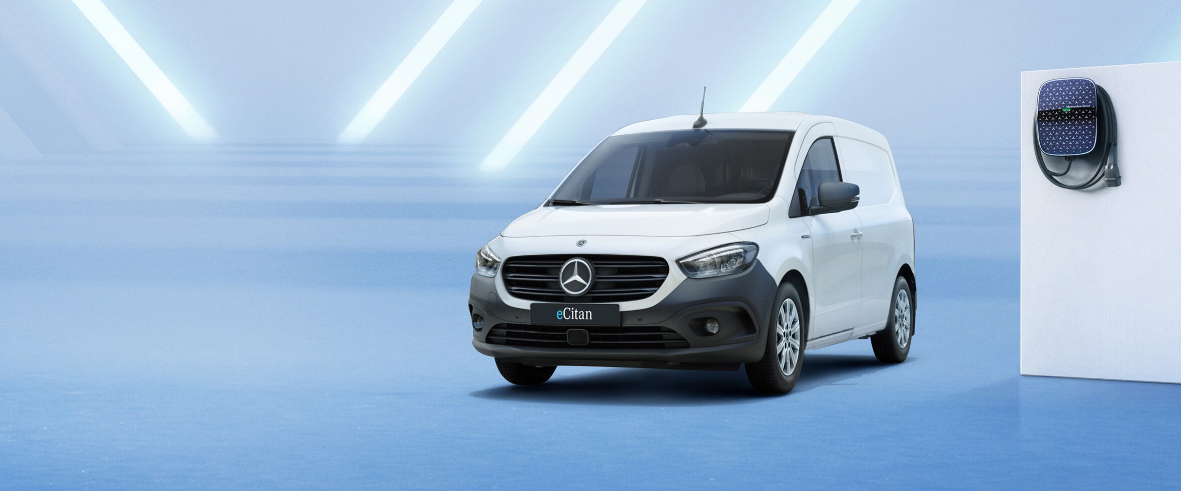 Vit elektrisk eCitan parkerad bredvid Mercedes-Benz Wallbox