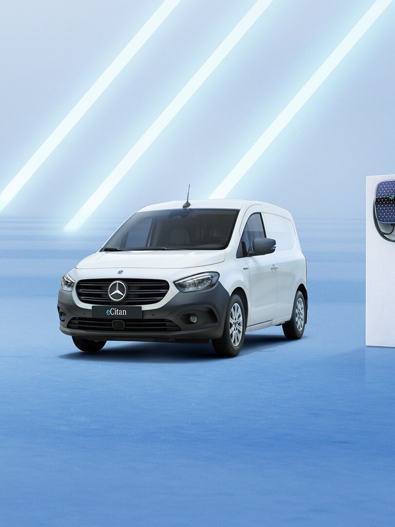 Vit eCitan Skåpbil vid en Mercedes-Benz wallbox