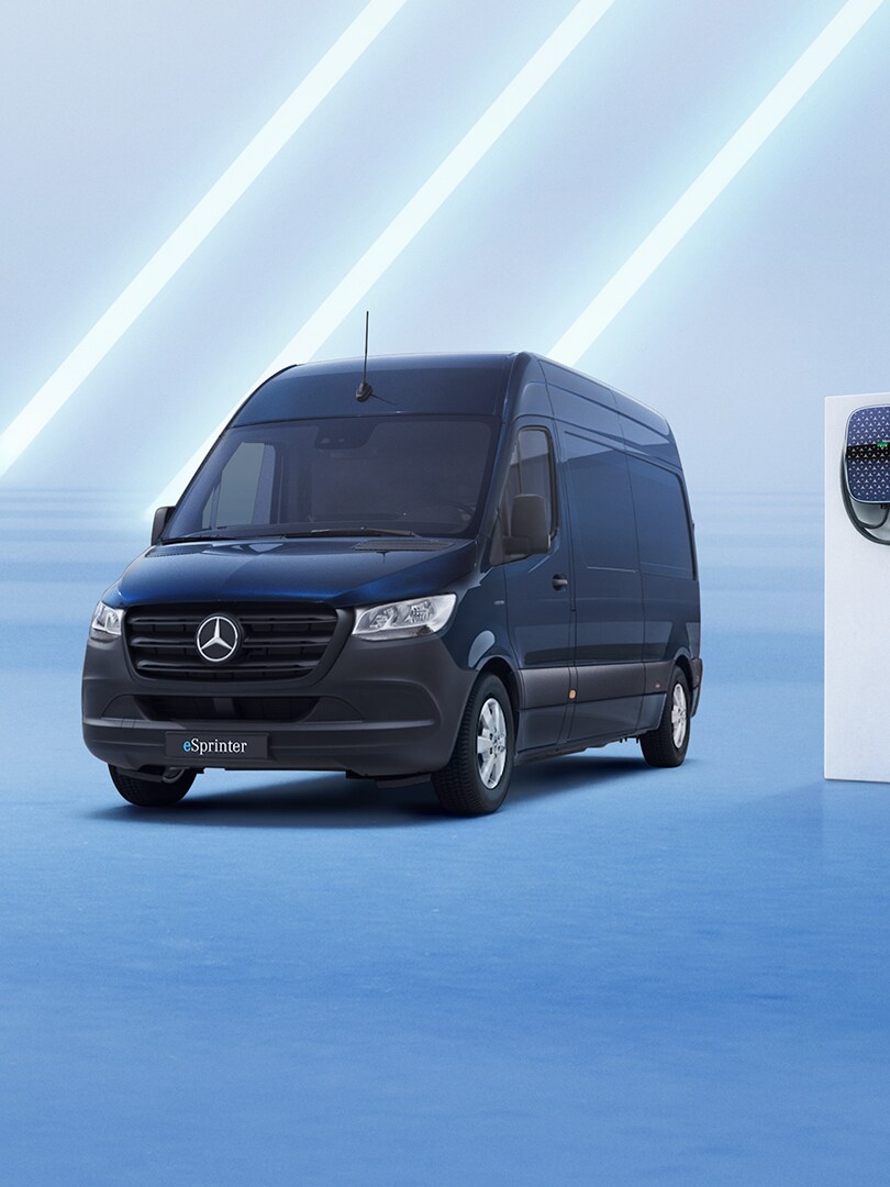 Mörkblå eSprinter Skåpbil vid en Mercedes-Benz wallbox