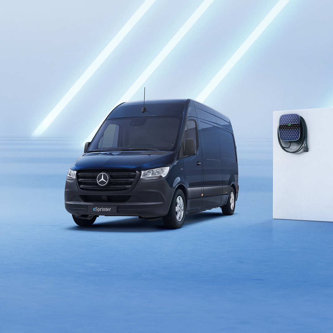 Klimatpremie | eSprinter Flakbil | Mercedes-Benz Transportbilar Elektrisk Mercedes-Benz transportbil bredvid en wallbox