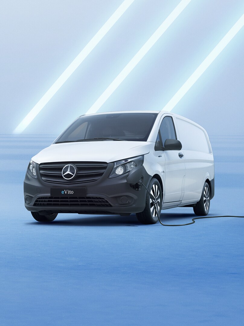 Vit eVito Skåpbil från Mercedes-Benz laddas vid en wallbox