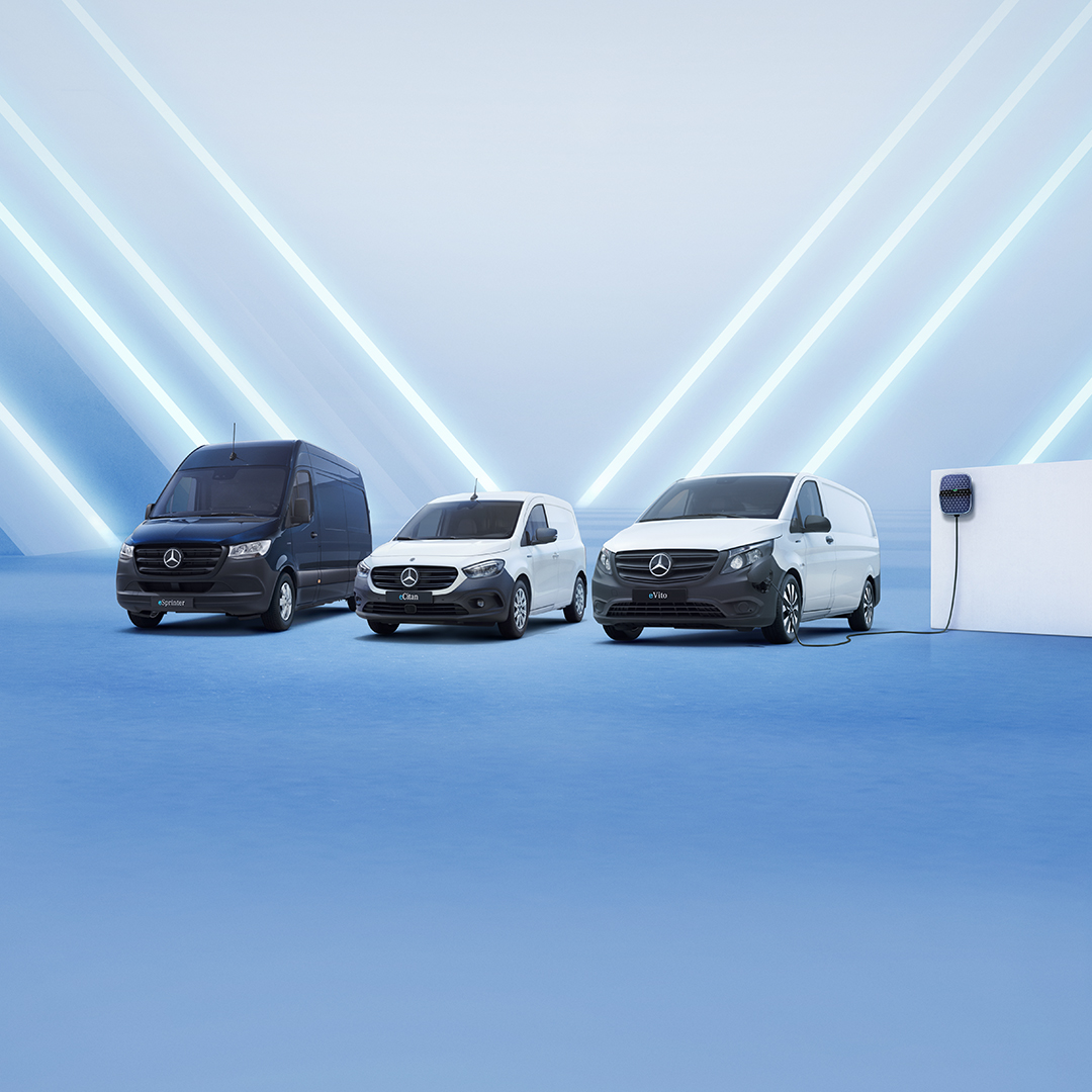 Arbetsbil | Leasa helelektriska eCitan | Mercedes-Benz Transportbilar Tre elektriska Mercedes-Benz transportbilar parkerade sida vid sida.