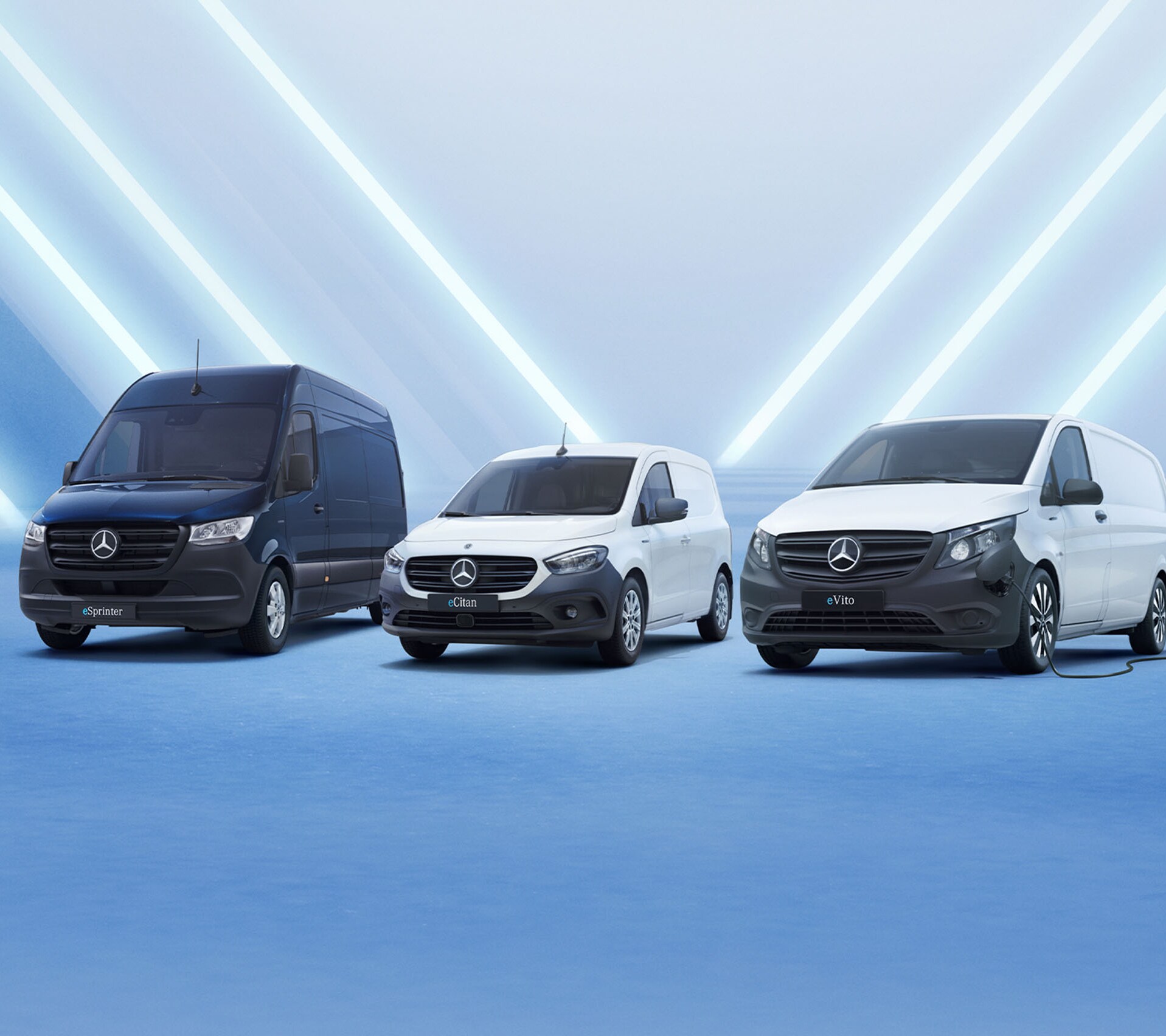 Mercedes-Benz eSprinter, eCitan och eVito vid en väggladdbox, sida vid sida