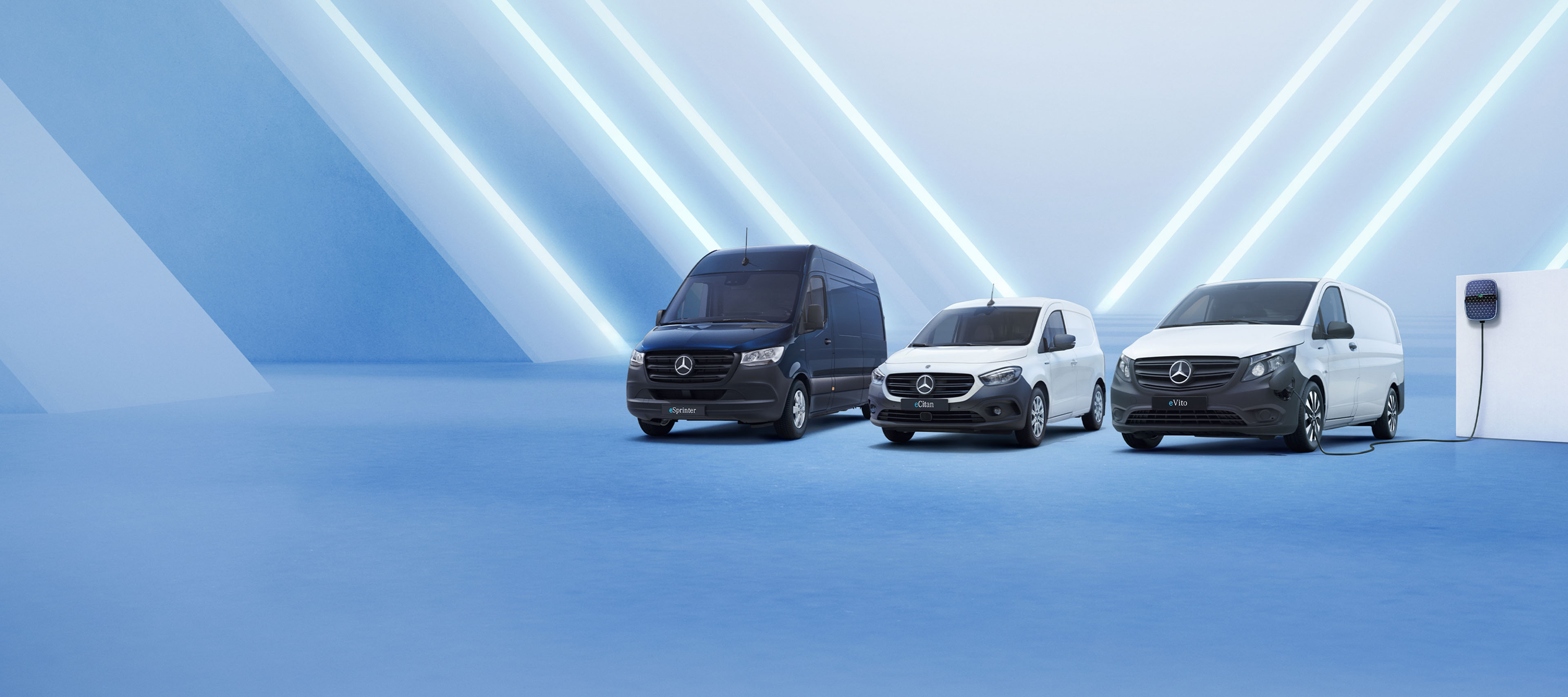 Framtiden är elektrisk | Smarta vintertips | Mercedes-Benz Transportbilar Mercedes-Benz eSprinter, eCitan och eVito vid en väggladdbox, sida vid sida