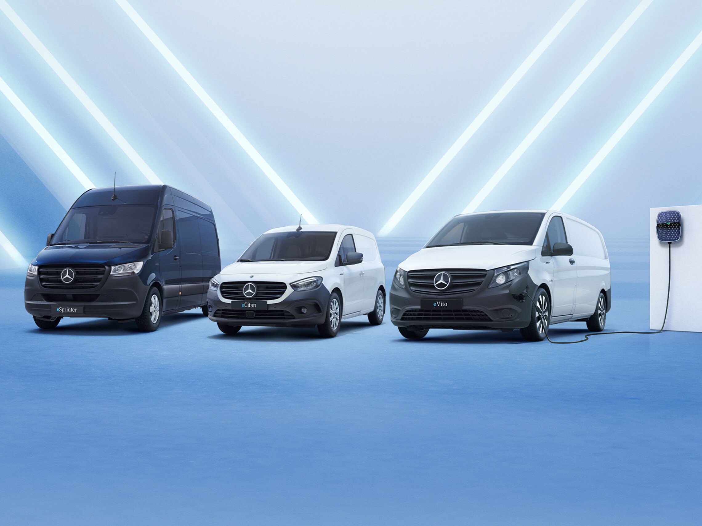 Tre olika elektriska Mercedes-Benz transportbilar sida vid sida.