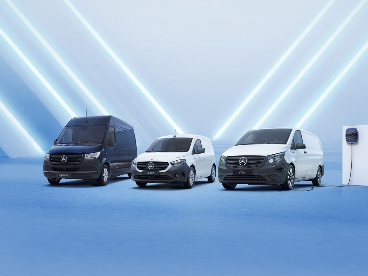 Tre olika elektriska Mercedes-Benz transportbilar parkerade sida vid sida.