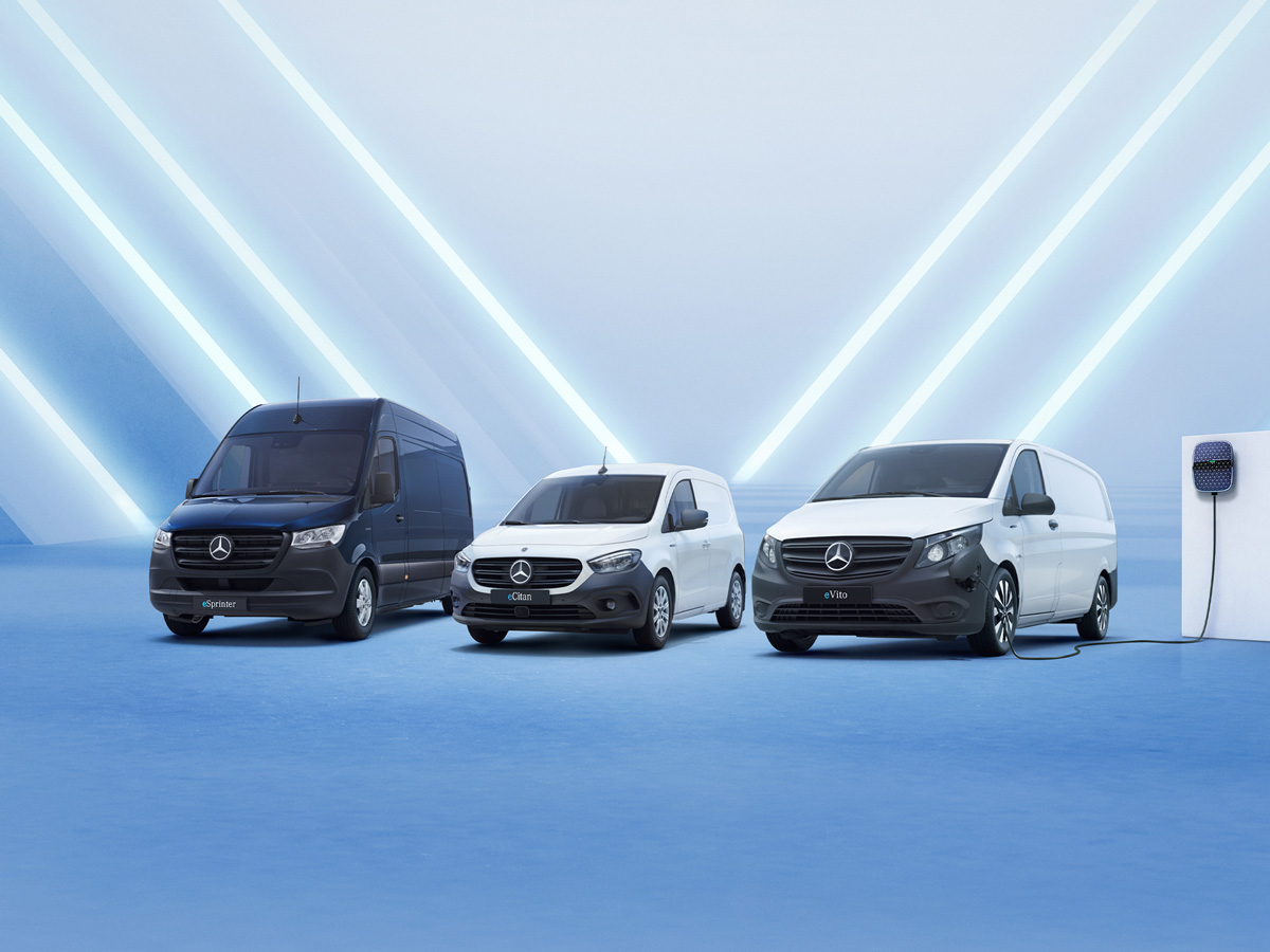 Våra elbilar | Mercedes-Benz Transportbilar Tre olika elektriska Mercedes-Benz transportbilar parkerade sida vid sida.