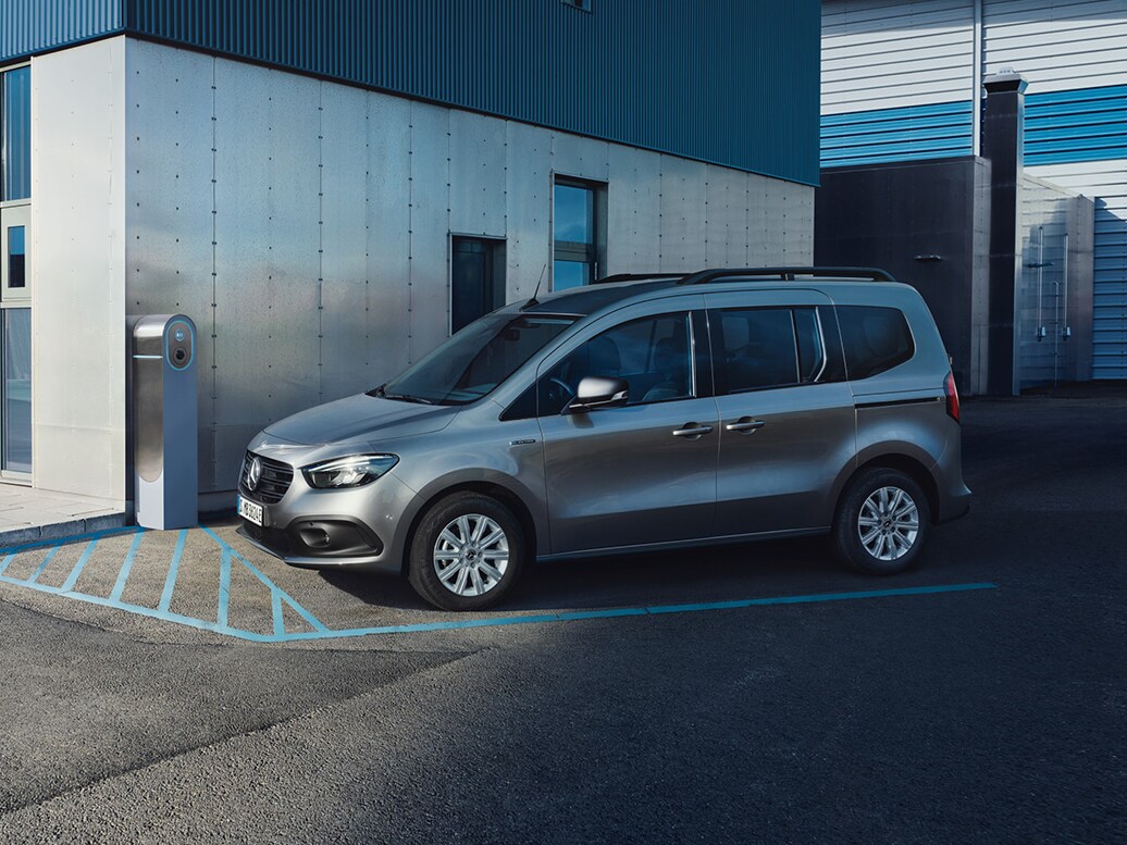 eCitan Tourer parkerad vid en laddstation.