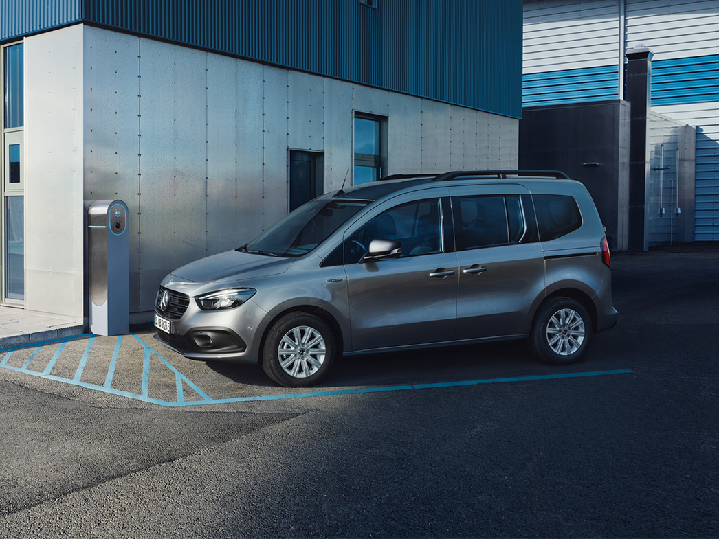 Leasing och finansiering | Mercedes-Benz Transportbilar eCitan Tourer parkerad vid en laddstation.