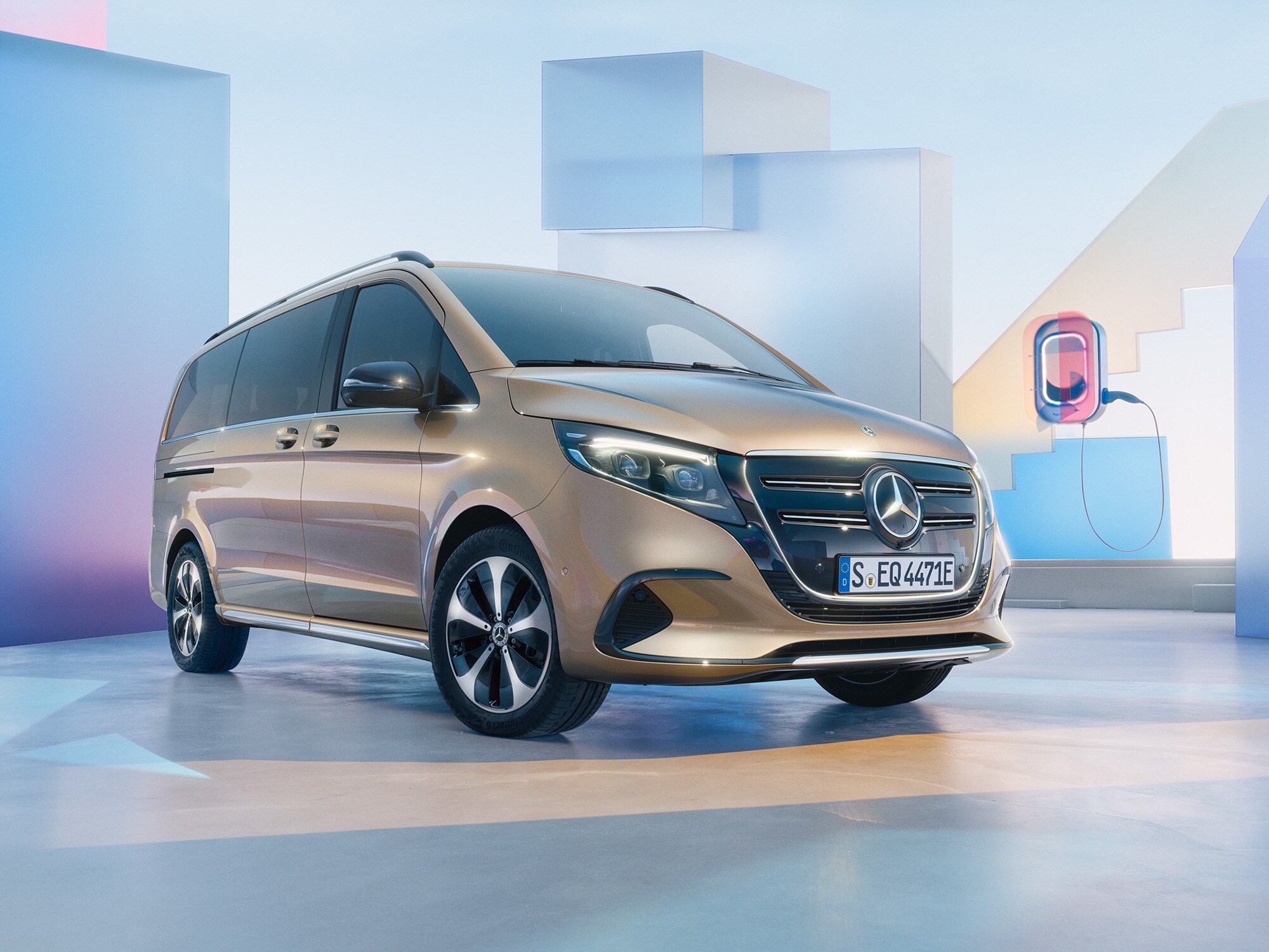 En guldfärgad Mercedes-Benz V-Klass står parkerad mot färgglad bakgrund