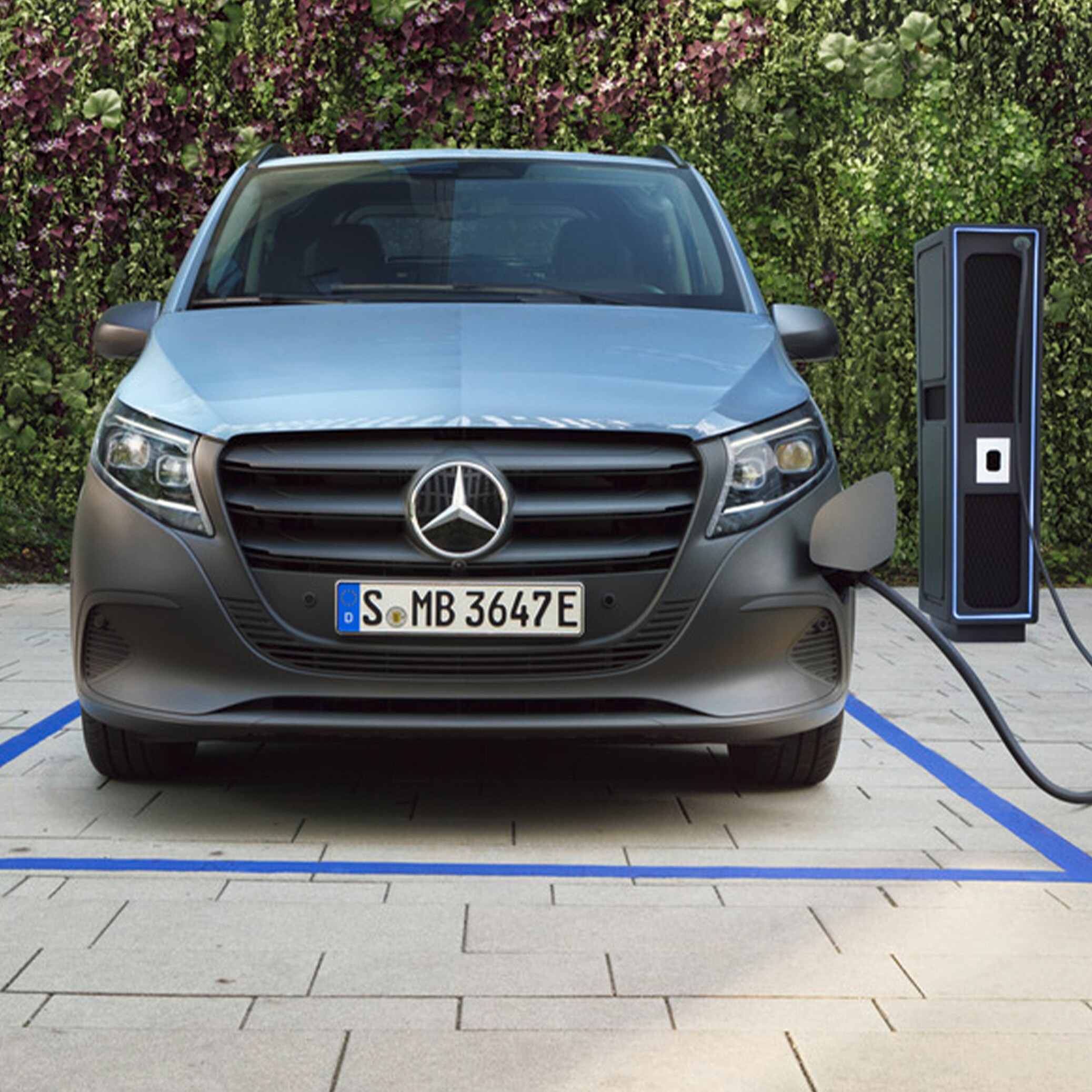 Metallicblå Mercedes-Benz eVito vid laddstation på parkeringsplats