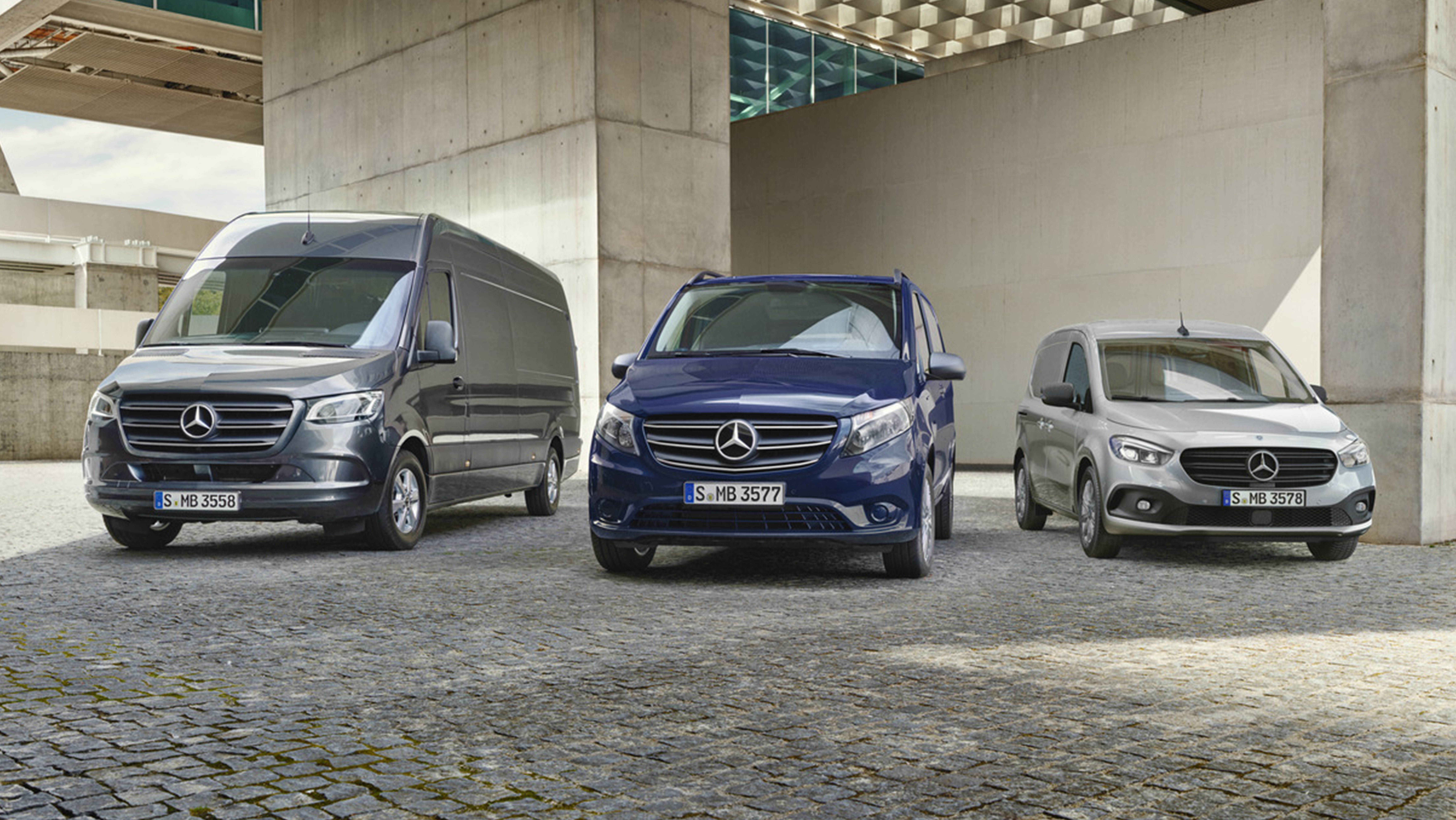 Tre olika Mercedes-Benz transportbilar parkerade bredvid varandra