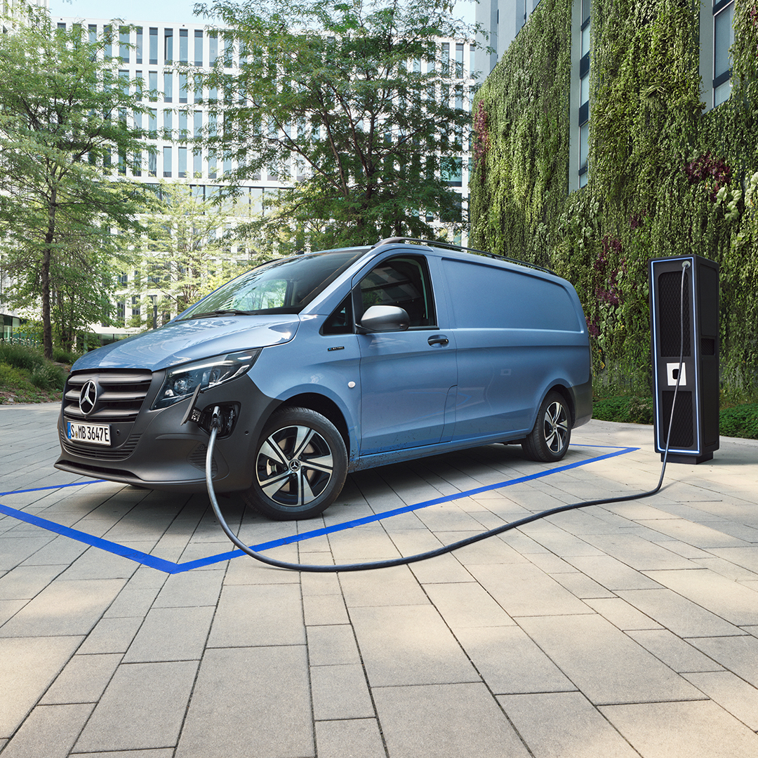 Öka räckvidden | Körning och räckvidd | Mercedes-Benz Transportbilar Blå Mercedes-Benz transportbil laddas vid en laddstation