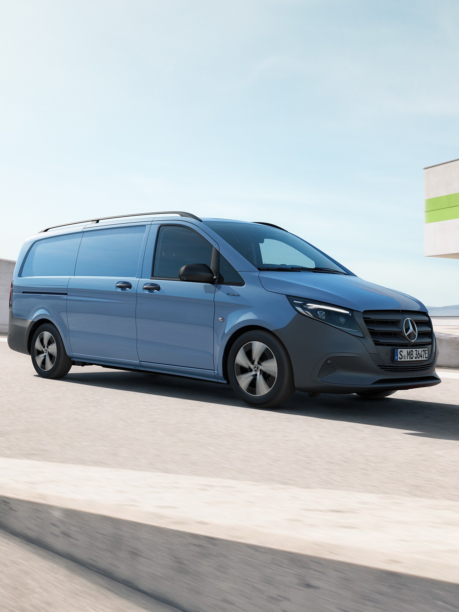 Blå Mercedes-Benz transportbil kör på parkeringsplats ovanpå en byggnad