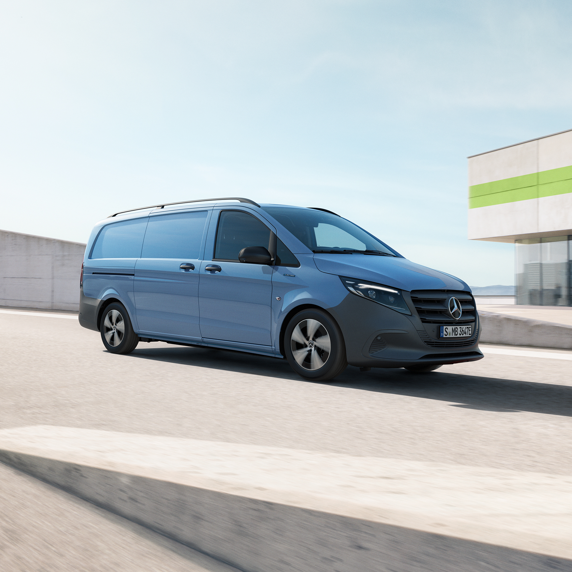 Klimatpremie | Mercedes-Benz Transportbilar Blå Mercedes-Benz transportbil kör på parkeringsplats ovanpå en byggnad
