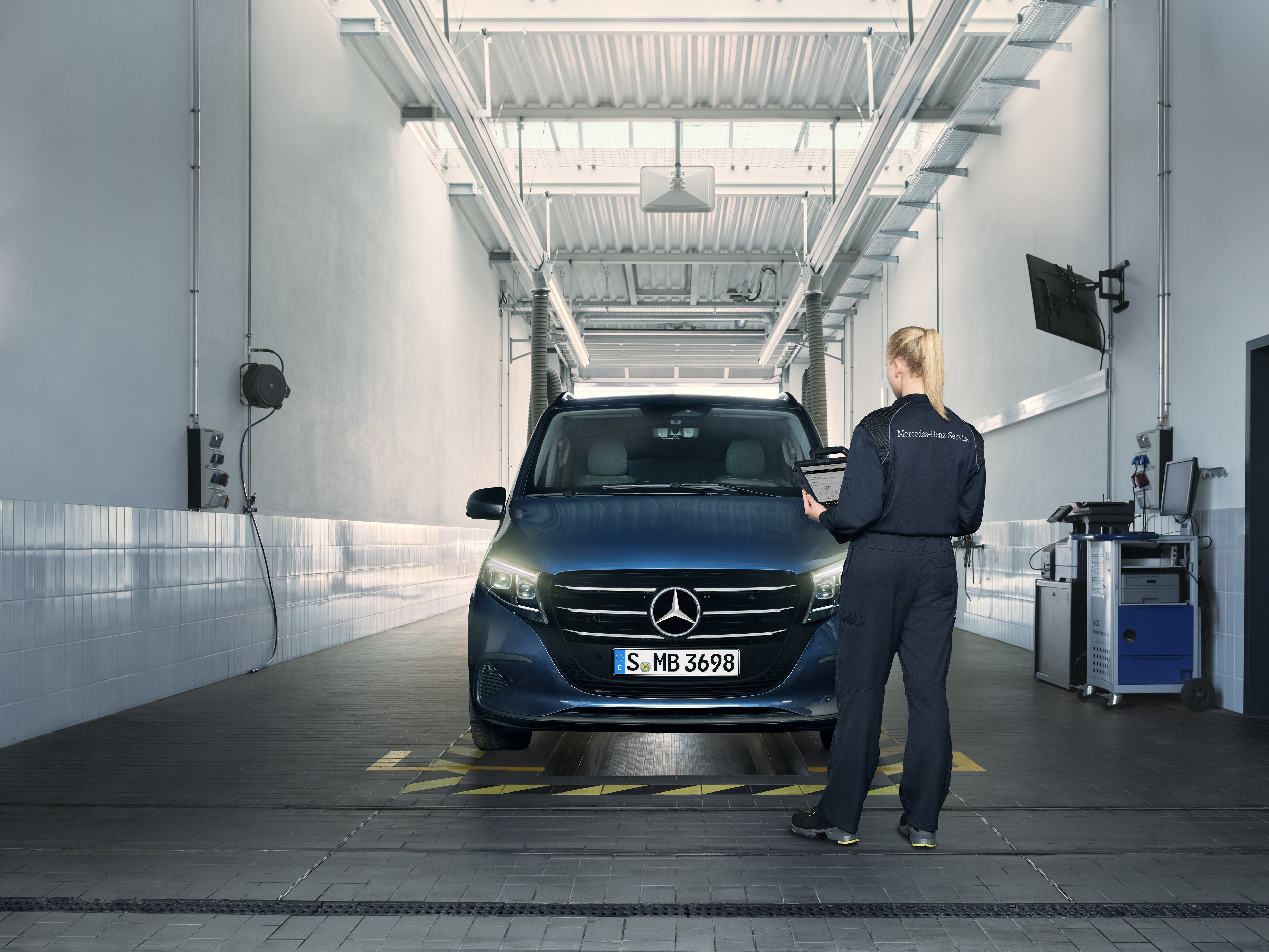 Mercedes-Benz servicemedarbetare utför servicekontroll på transportbil