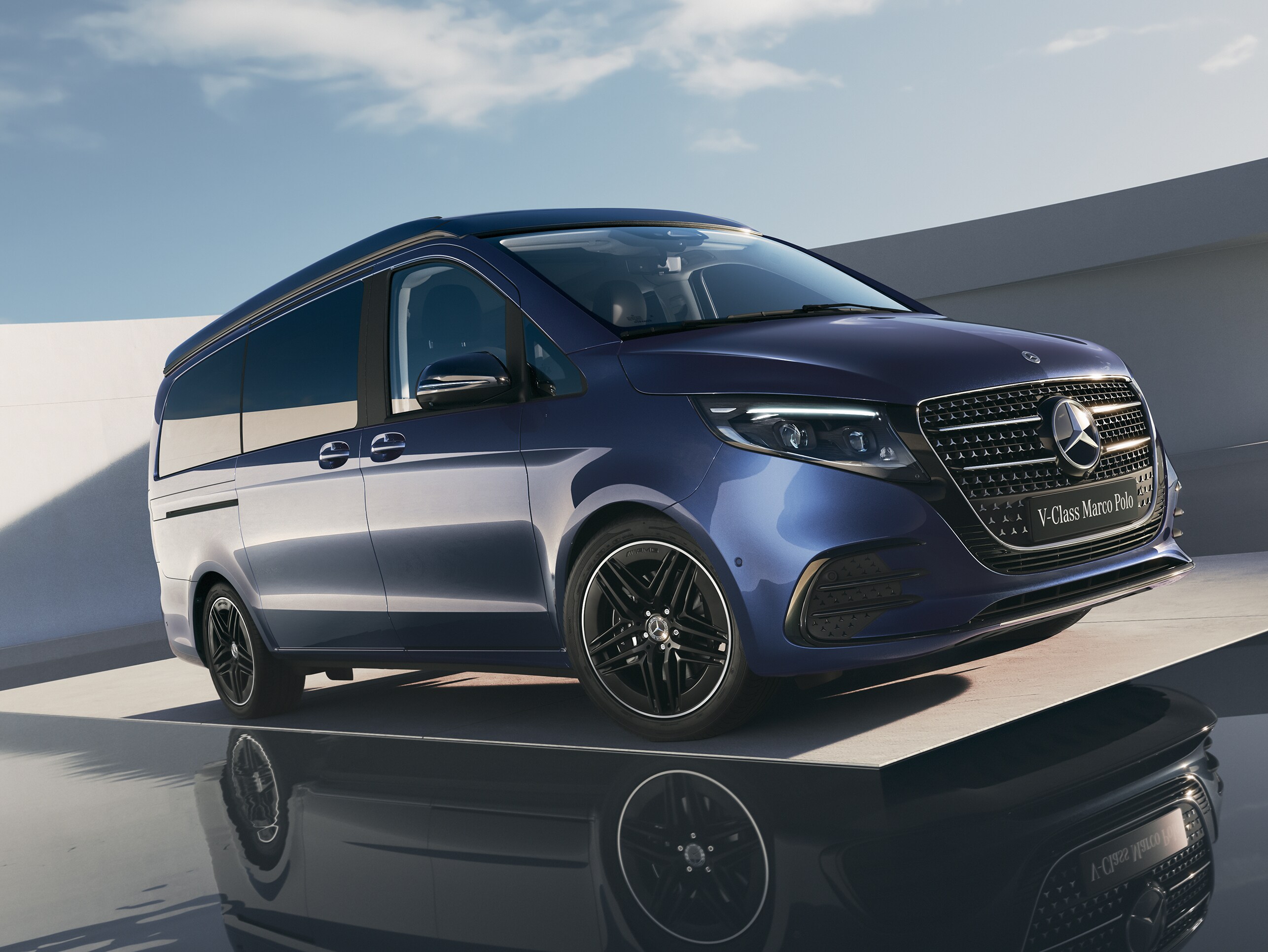 Mercedes-Benz Marco Polo ståendes på en plattform ute i vatten