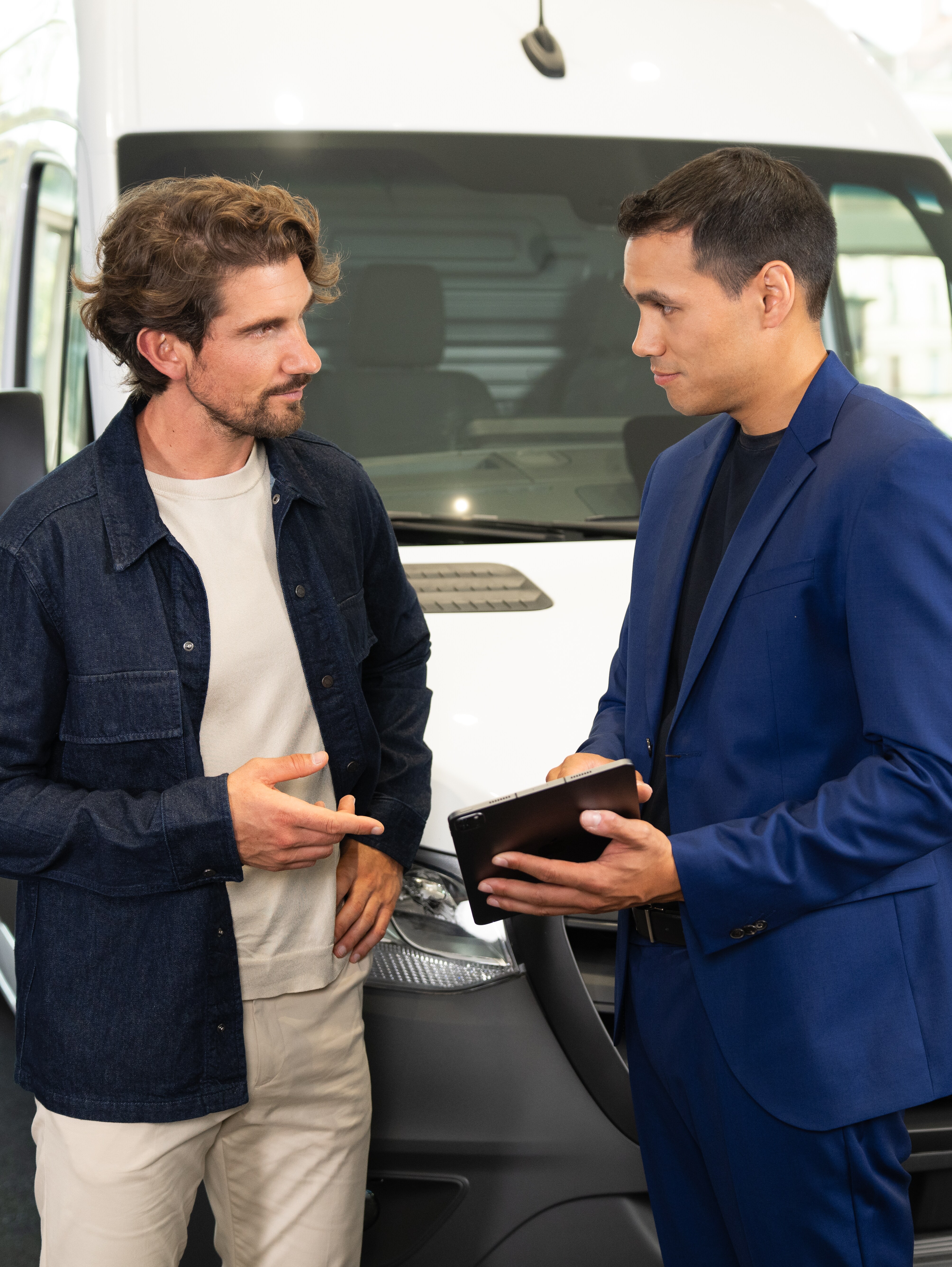 Man pratar med Mercedes-Benz-återförsäljare i showroom.